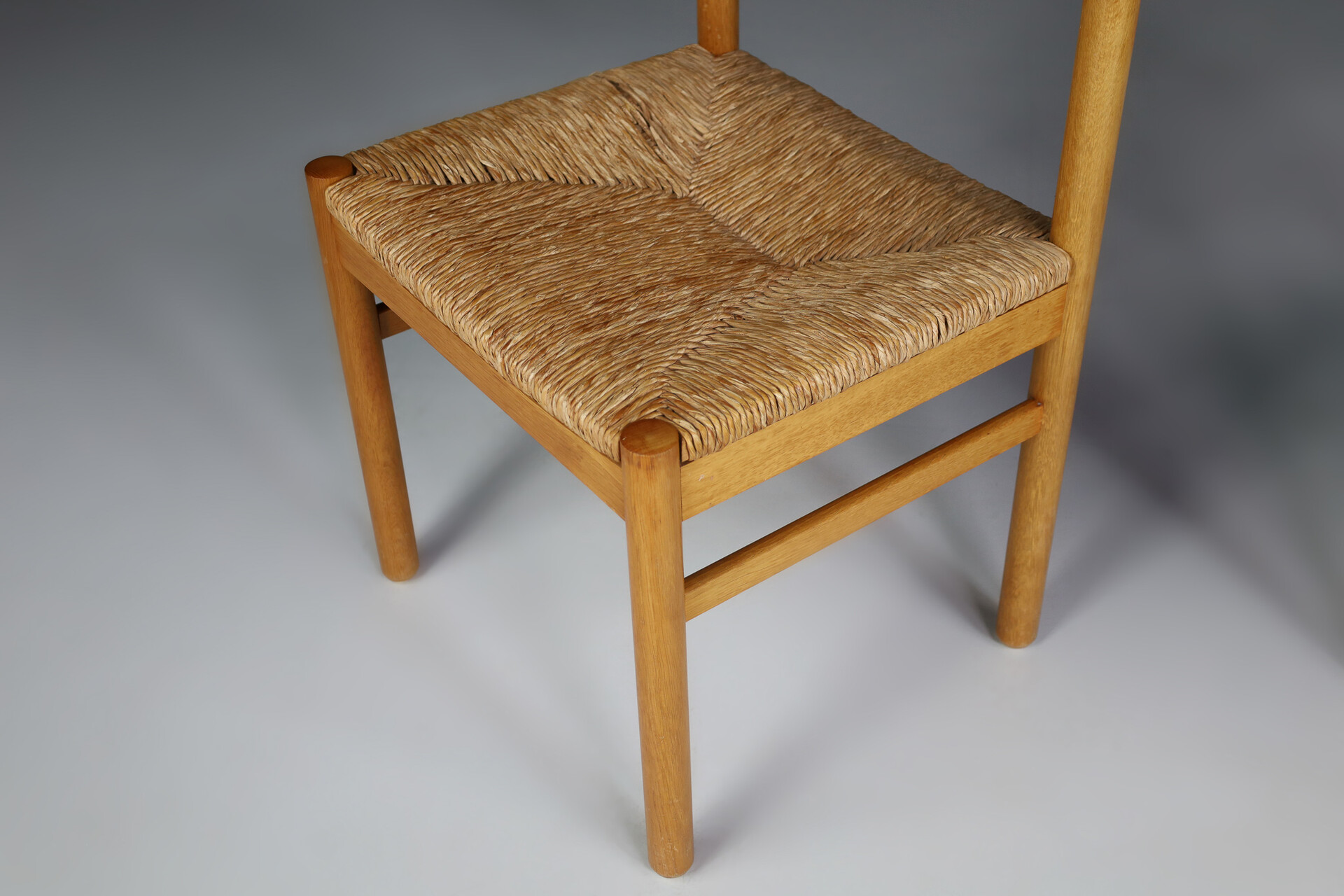 Mid century modern Beechwood and rush side chairs in the style of Charlotte Perriand , France 1960s Mid-20th century
