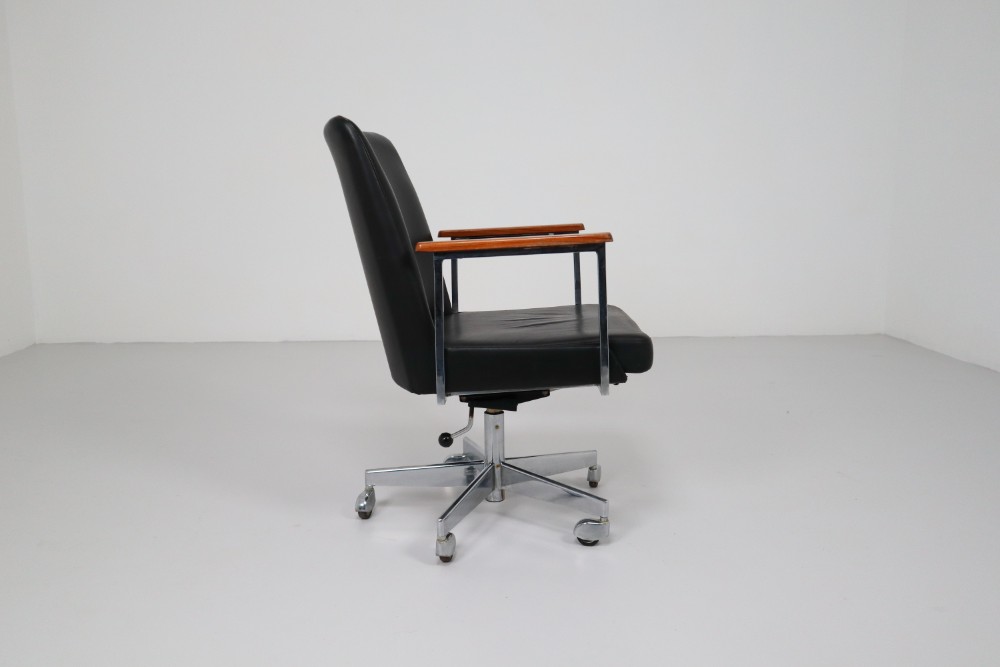 Mid-Century Modern Black Leather Office Armchairs Manufactured by Mauser 1960s Mid-20th century
