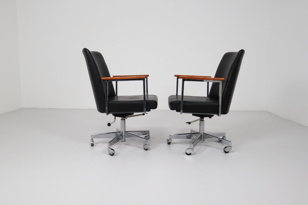 Mid-Century Modern Black Leather Office Armchairs Manufactured by Mauser 1960s Mid-20th century