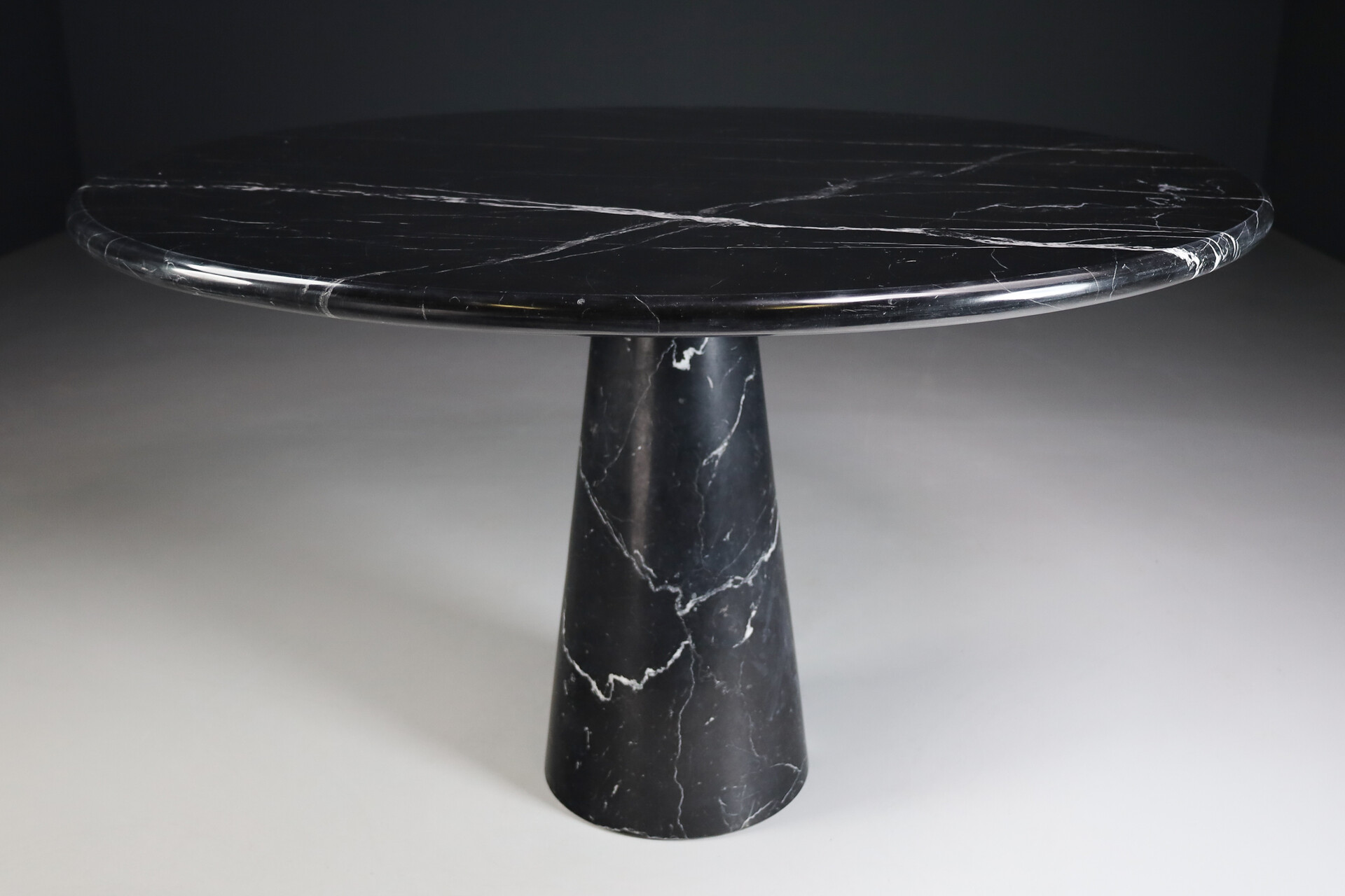 Mid century modern Black Marble round Dining Table by Angelo Mangiarotti by Cattelan Italia 1970s Mid-20th century