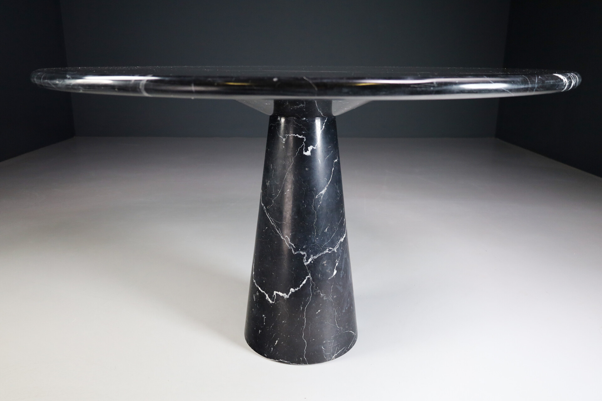 Mid century modern Black Marble round Dining Table by Angelo Mangiarotti by Cattelan Italia 1970s Mid-20th century