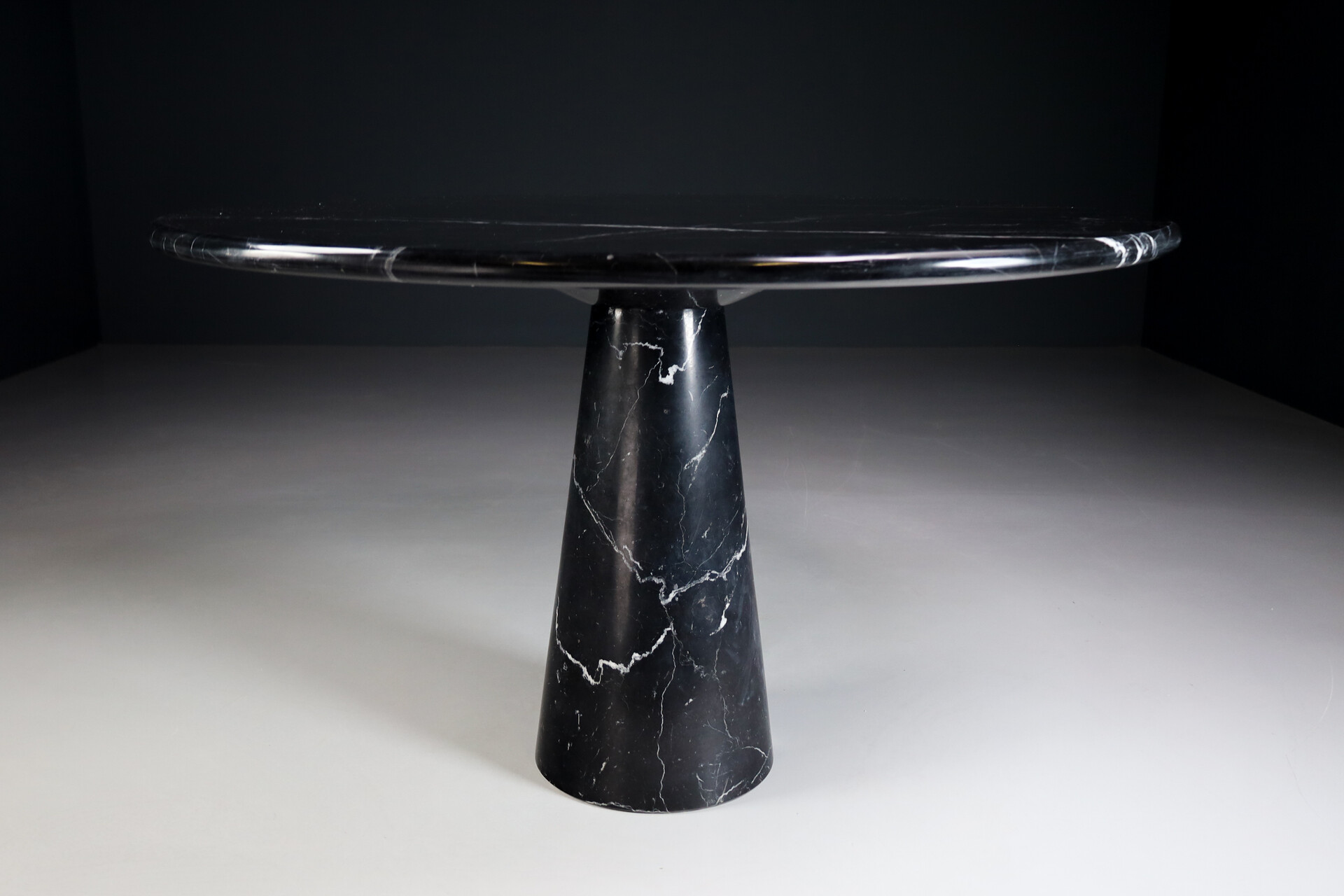 Mid century modern Black Marble round Dining Table by Angelo Mangiarotti by Cattelan Italia 1970s Mid-20th century