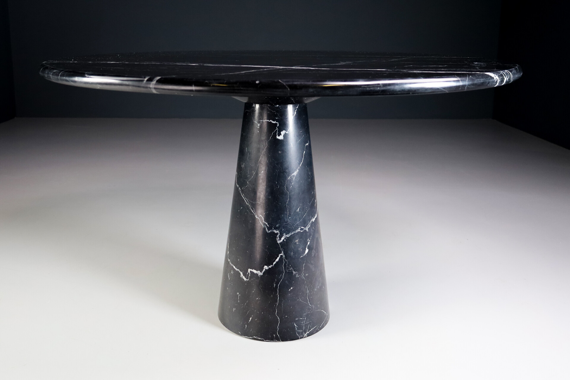 Mid century modern Black Marble round Dining Table by Angelo Mangiarotti by Cattelan Italia 1970s Mid-20th century