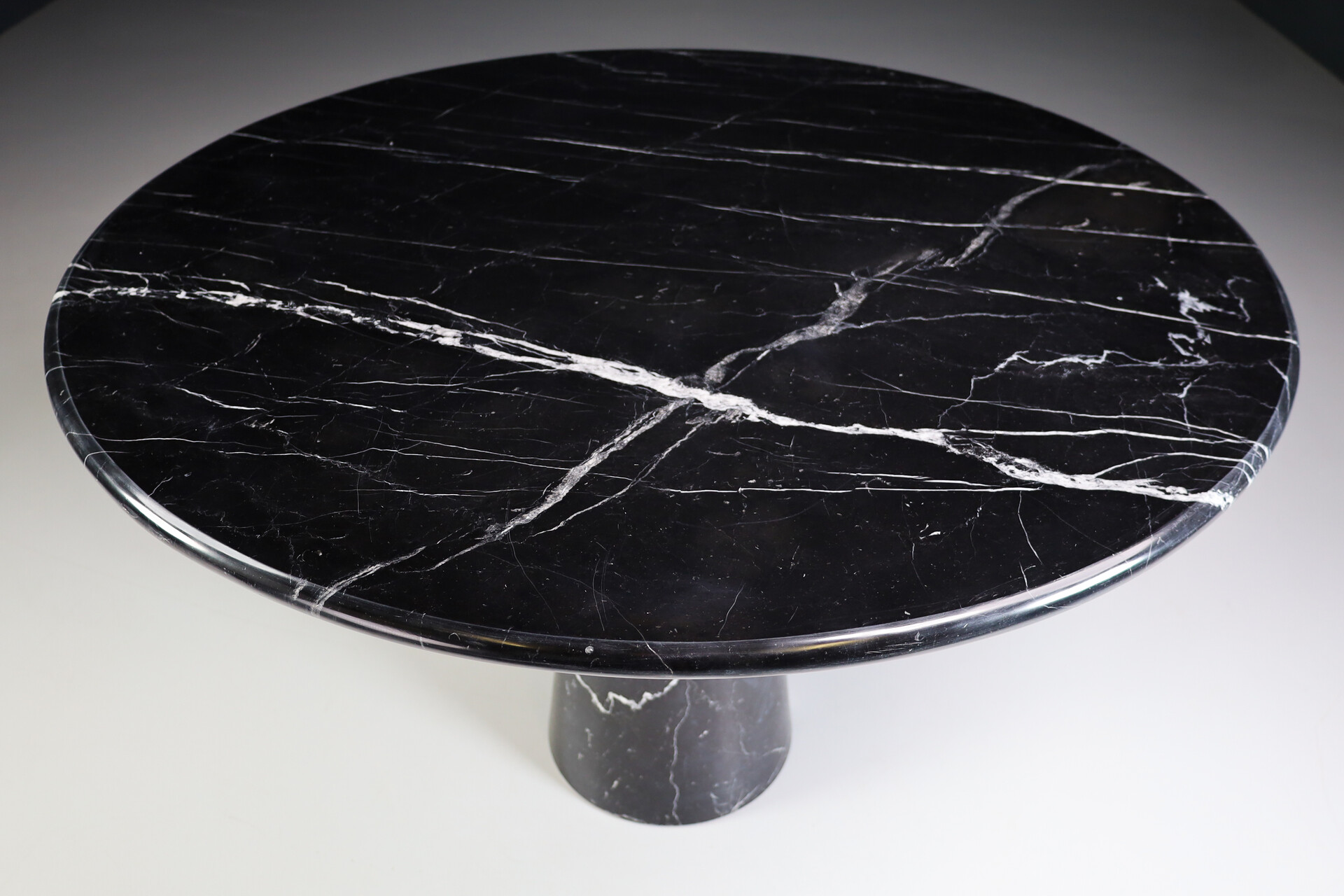 Mid century modern Black Marble round Dining Table by Angelo Mangiarotti by Cattelan Italia 1970s Mid-20th century