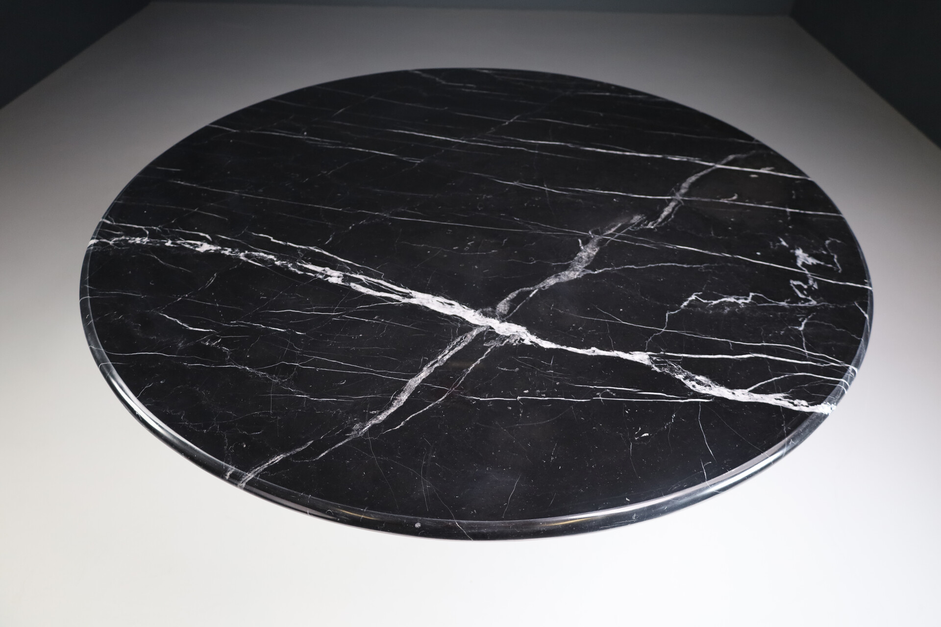 Mid century modern Black Marble round Dining Table by Angelo Mangiarotti by Cattelan Italia 1970s Mid-20th century