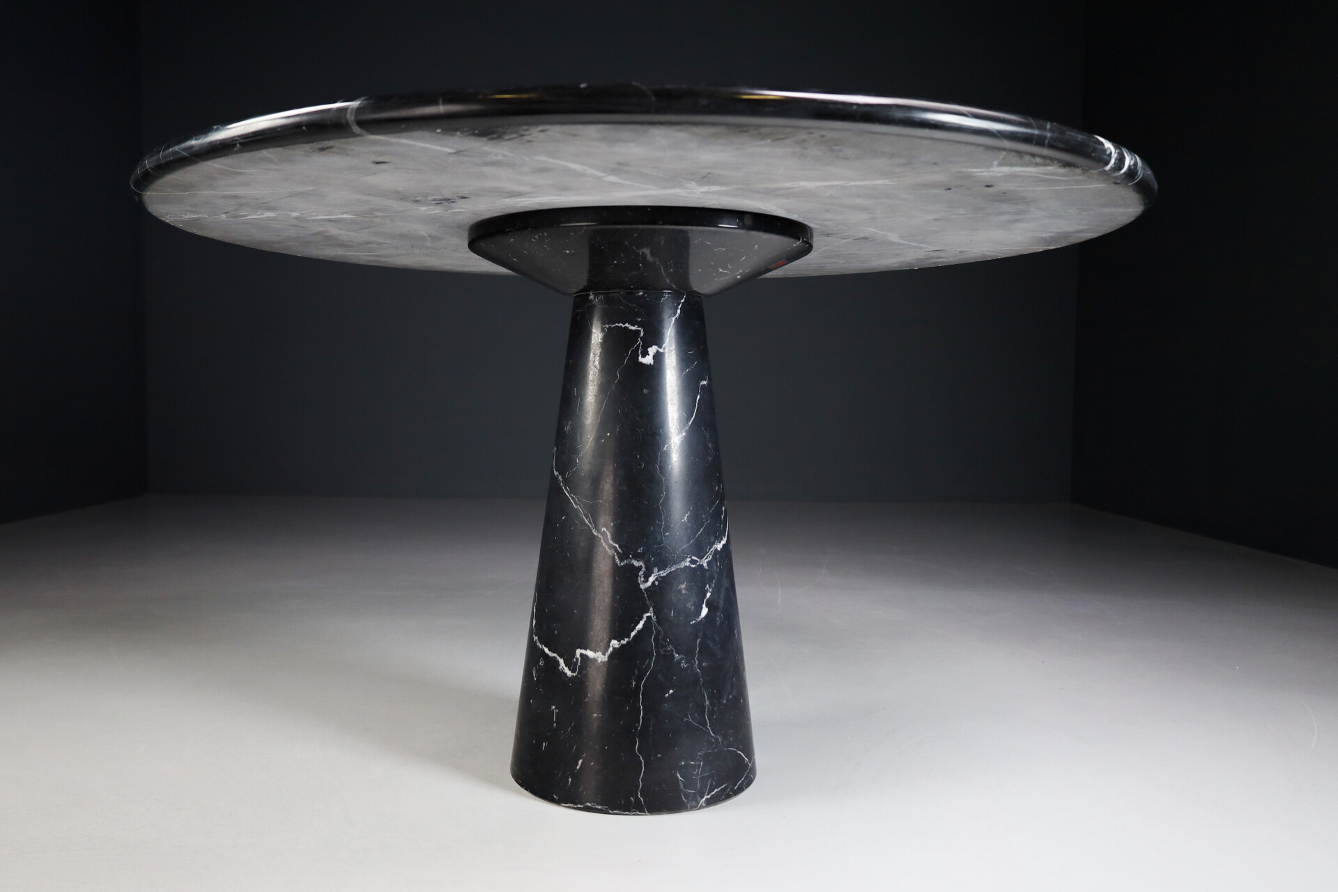 Mid century modern Black Marble round Dining Table by Angelo Mangiarotti by Cattelan Italia 1970s Mid-20th century