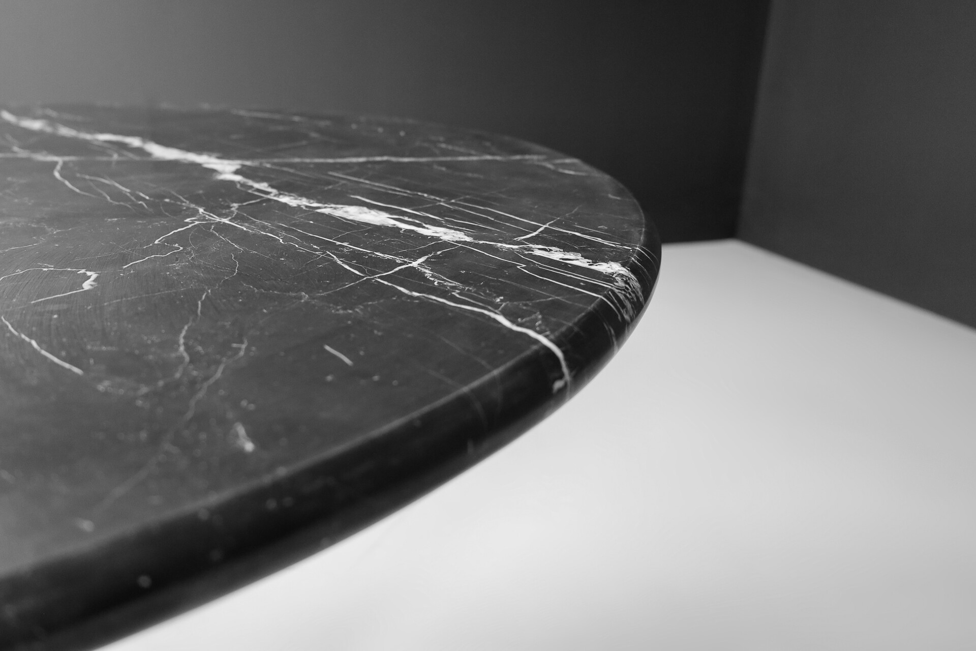 Mid century modern Black Marble round Dining Table or Centre Table by Angelo Mangiarotti by Cattelan Italia 1970s Mid-20th century