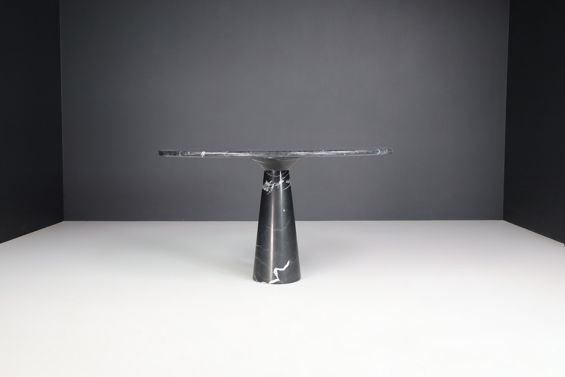 Mid century modern Black Marble round Dining Table or Centre Table by Angelo Mangiarotti by Cattelan Italia 1970s Mid-20th century