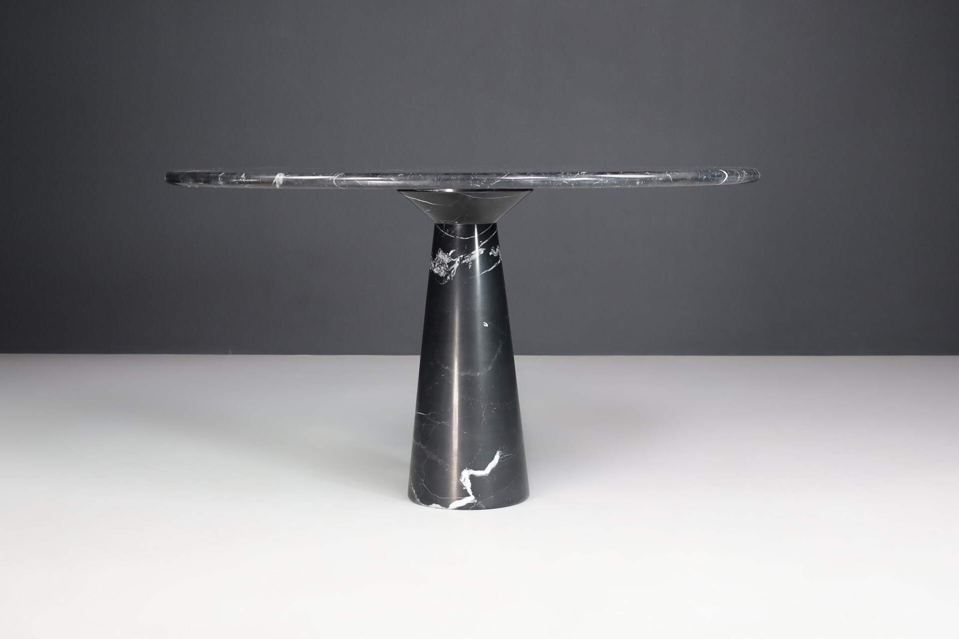 Mid century modern Black Marble round Dining Table or Centre Table by Angelo Mangiarotti by Cattelan Italia 1970s Mid-20th century