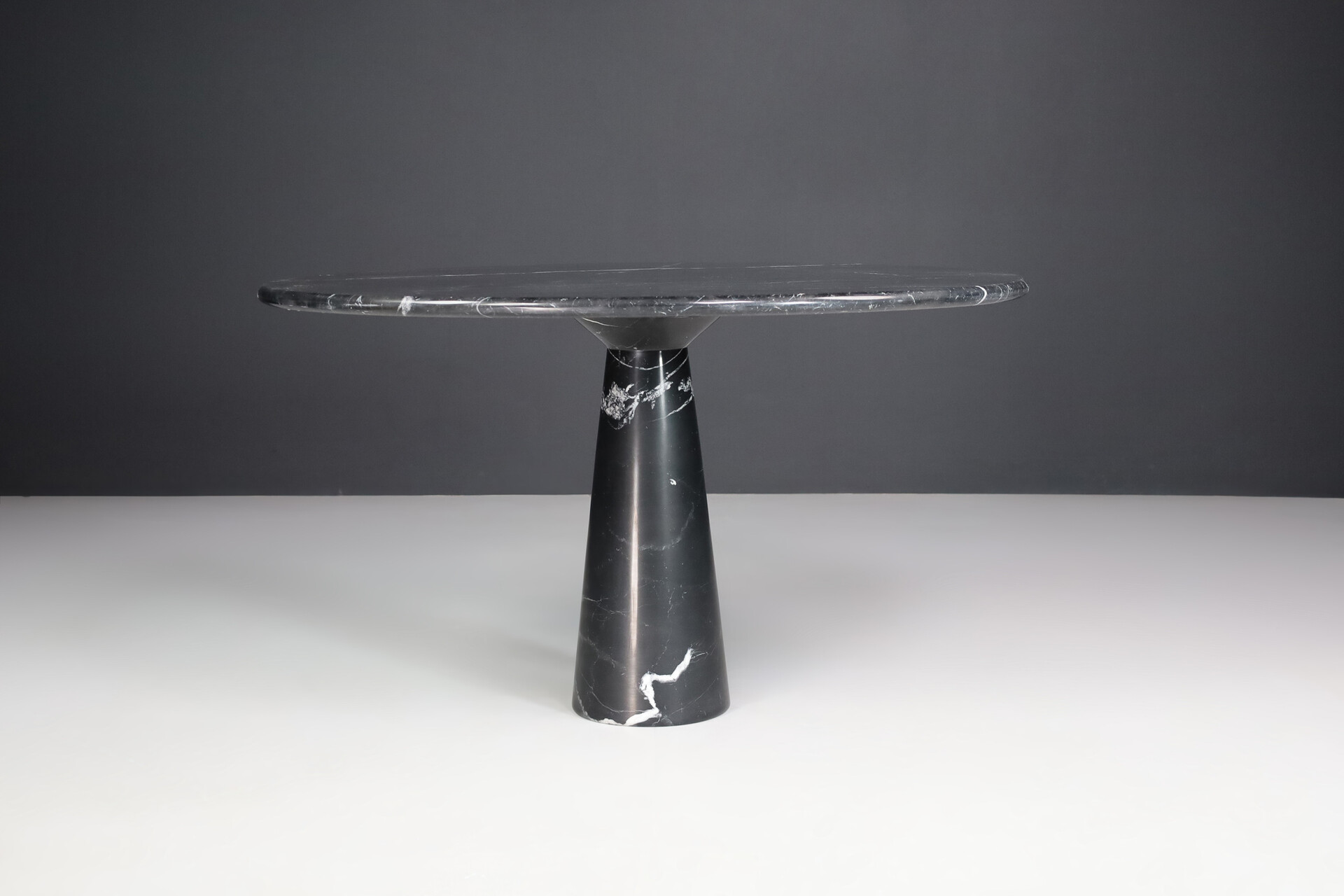 Mid century modern Black Marble round Dining Table or Centre Table by Angelo Mangiarotti by Cattelan Italia 1970s Mid-20th century