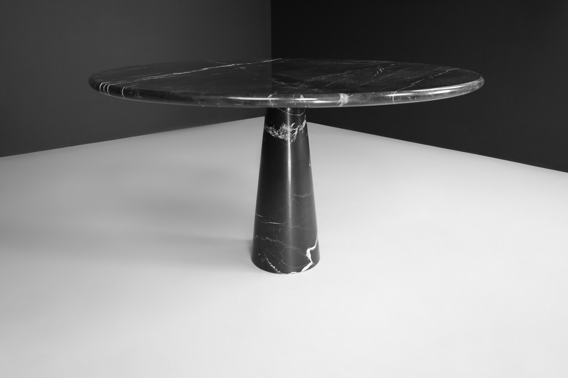 Mid century modern Black Marble round Dining Table or Centre Table by Angelo Mangiarotti by Cattelan Italia 1970s Mid-20th century