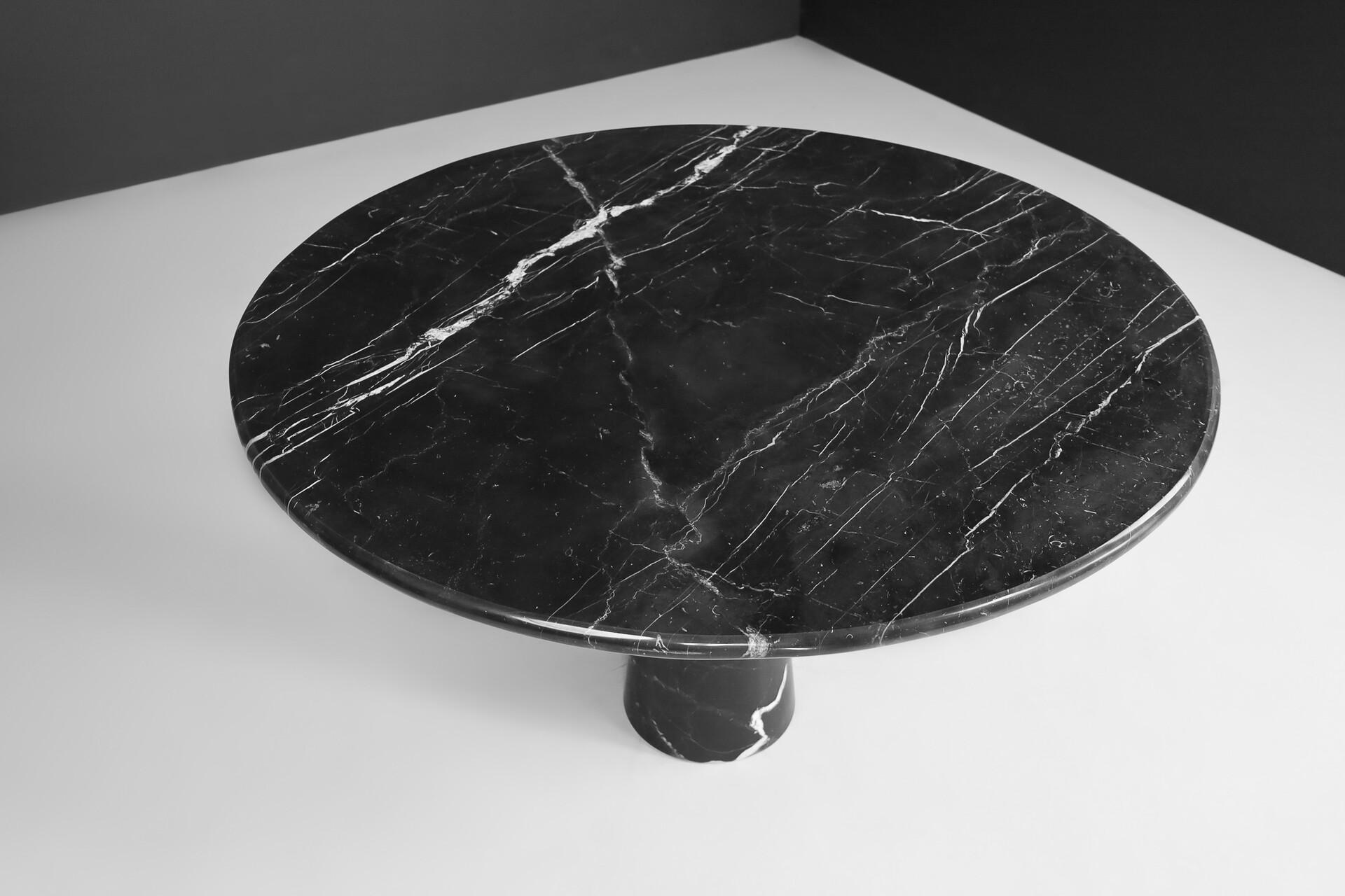 Mid century modern Black Marble round Dining Table or Centre Table by Angelo Mangiarotti by Cattelan Italia 1970s Mid-20th century