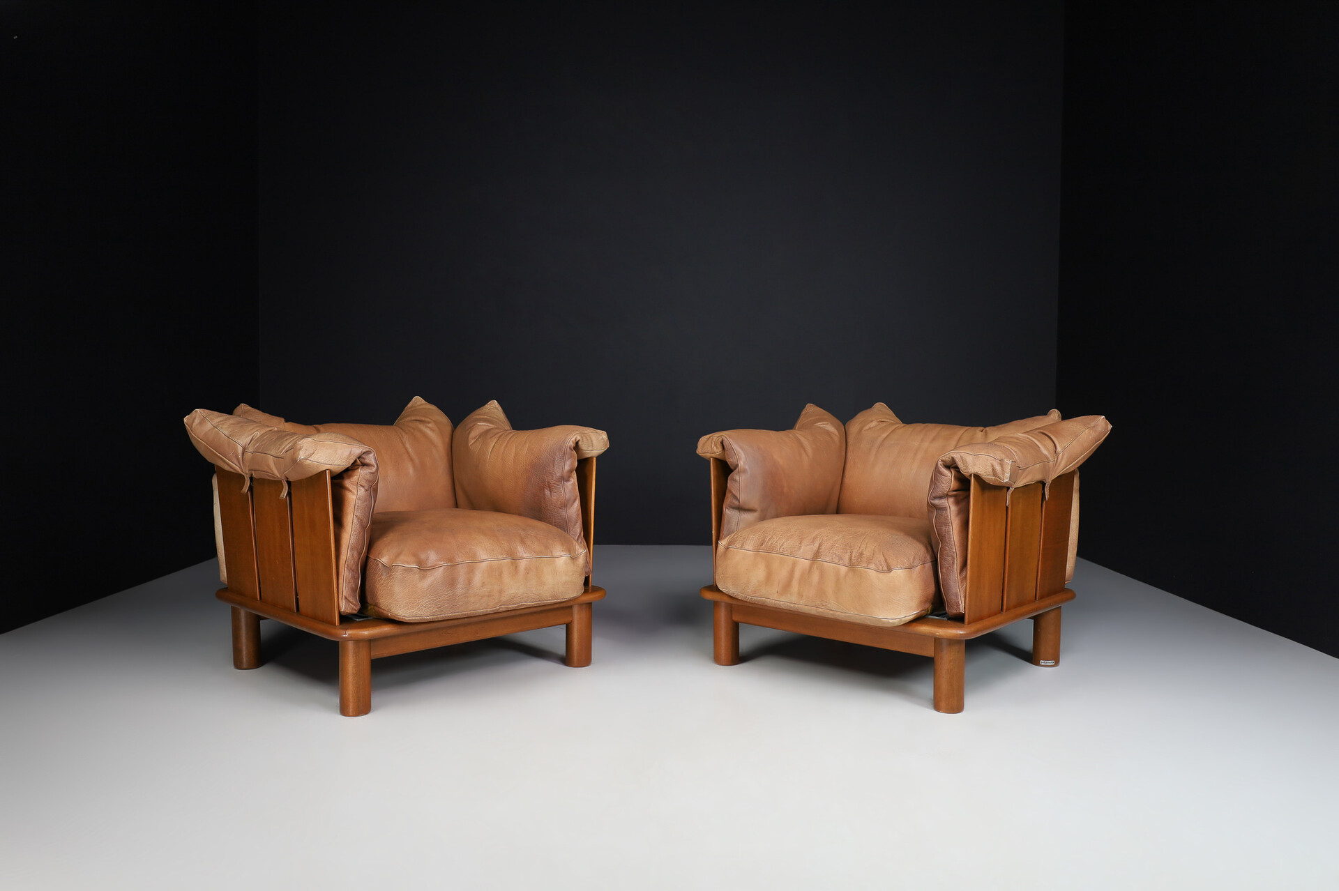 Mid century modern Brown Leather and Walnut Lounge Chairs from De Pas, D'Urbino Lomazzi for Padova, Italy 1970s Late-20th century