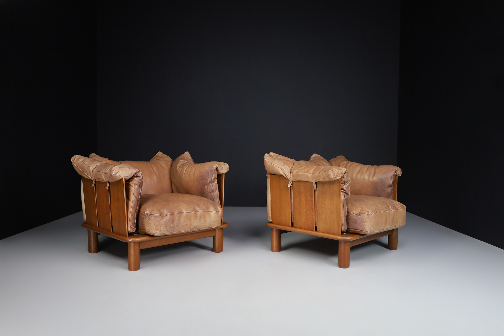 Mid century modern Brown Leather and Walnut Lounge Chairs from De Pas, D'Urbino Lomazzi for Padova, Italy 1970s Late-20th century