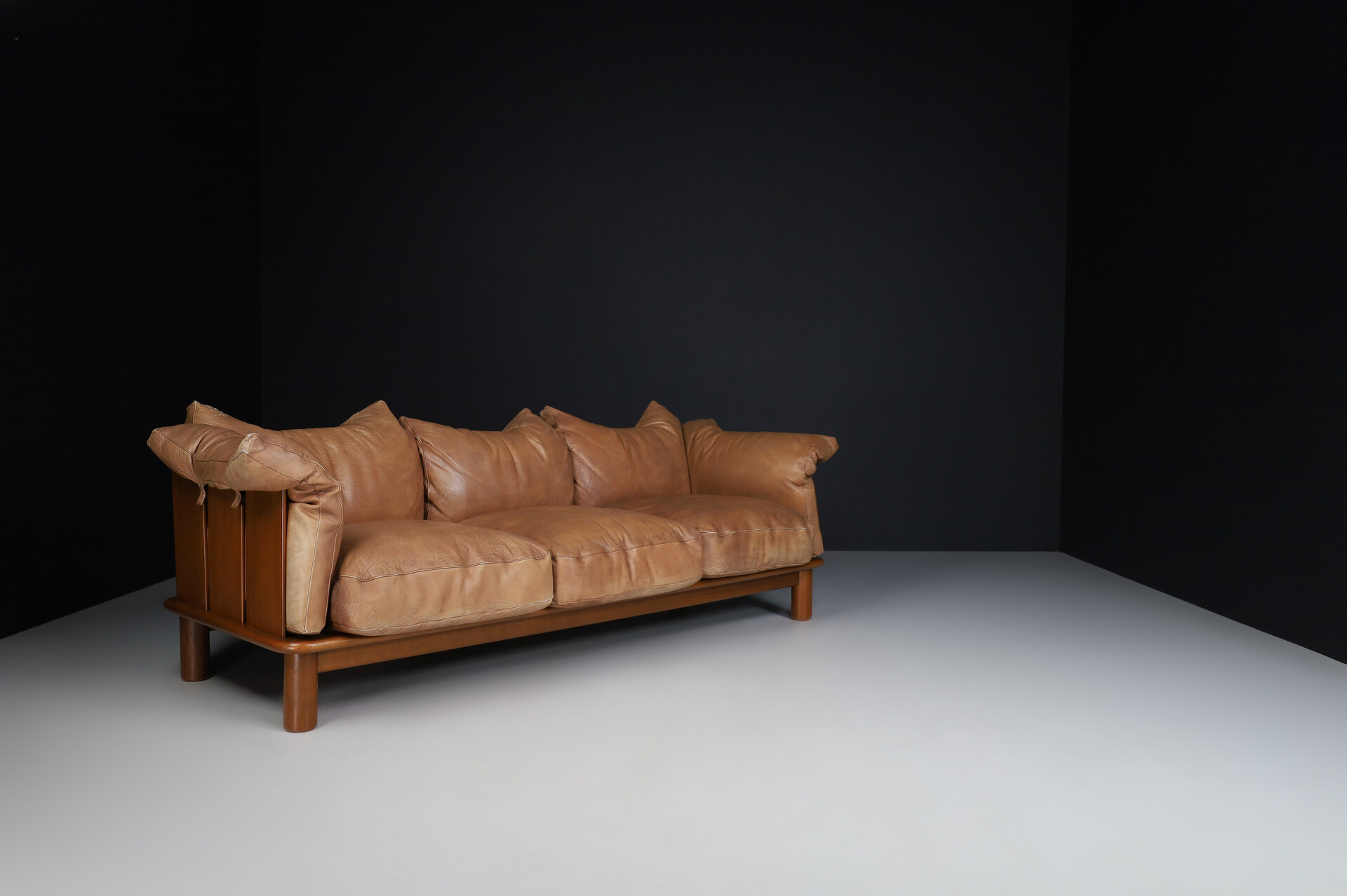 Mid century modern Brown Leather and Walnut XL Sofa from De Pas, D'Urbino Lomazzi for Padova, Italy 1970s Late-20th century