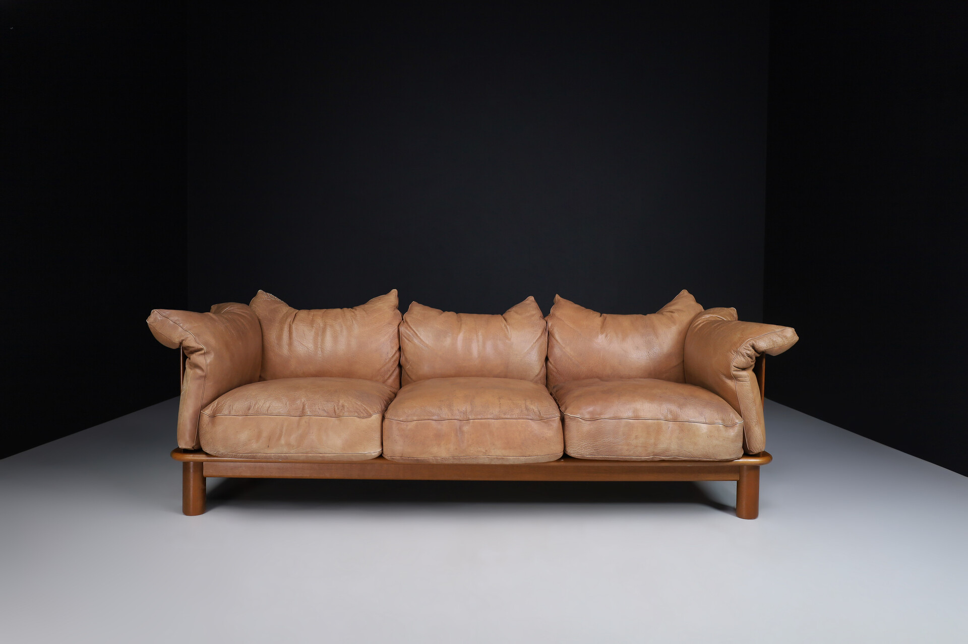 Mid century modern Brown Leather and Walnut XL Sofa from De Pas, D'Urbino Lomazzi for Padova, Italy 1970s Late-20th century