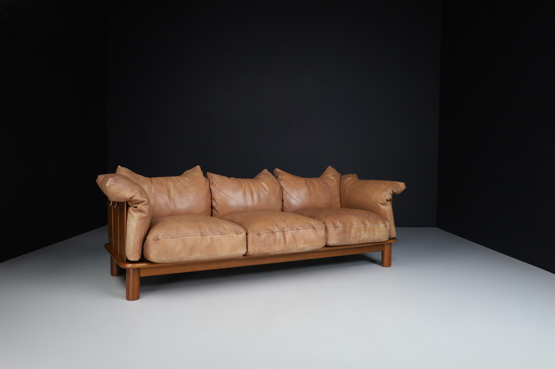Mid century modern Brown Leather and Walnut XL Sofa from De Pas, D'Urbino Lomazzi for Padova, Italy 1970s Late-20th century