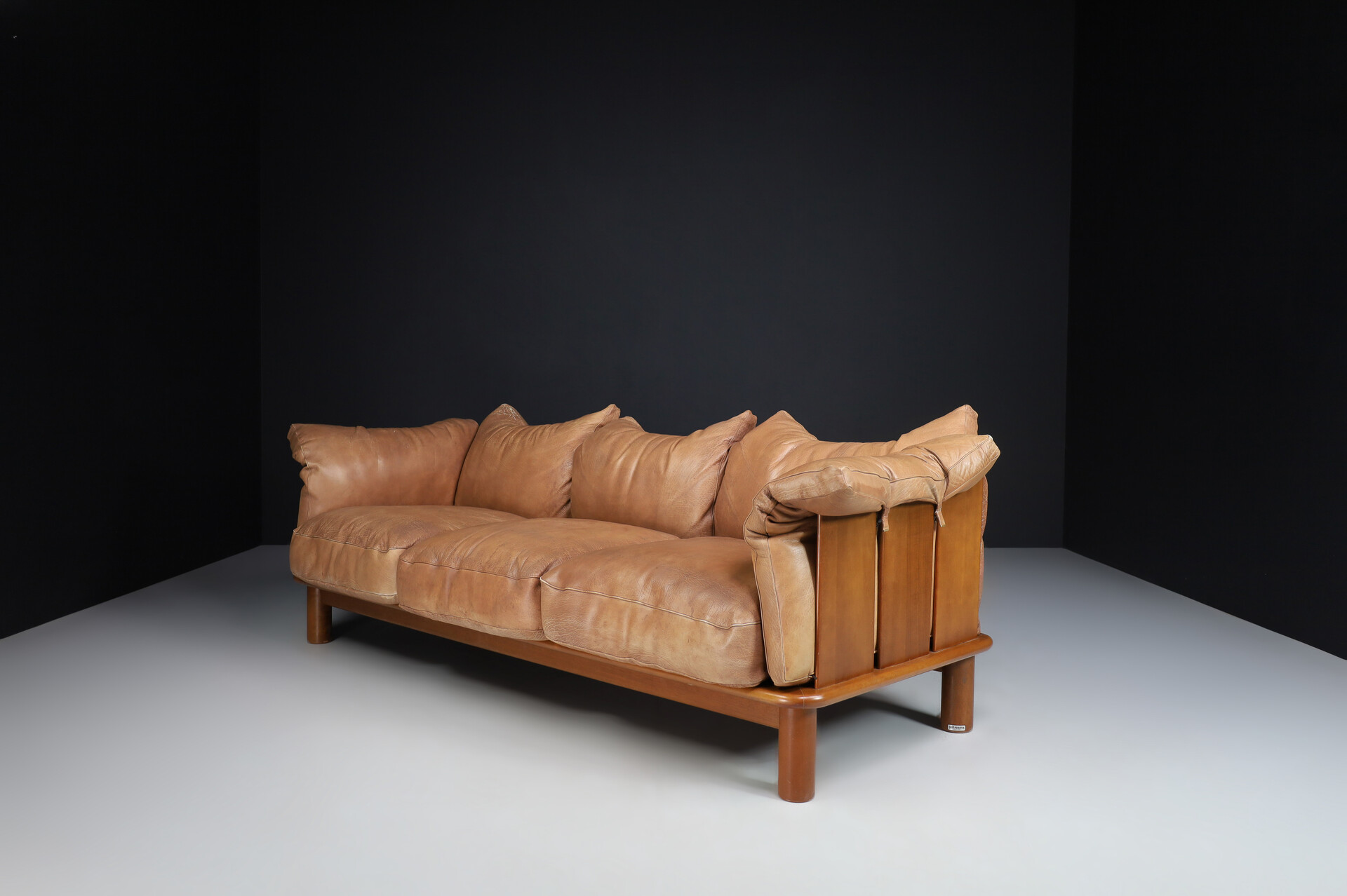 Mid century modern Brown Leather and Walnut XL Sofa from De Pas, D'Urbino Lomazzi for Padova, Italy 1970s Late-20th century