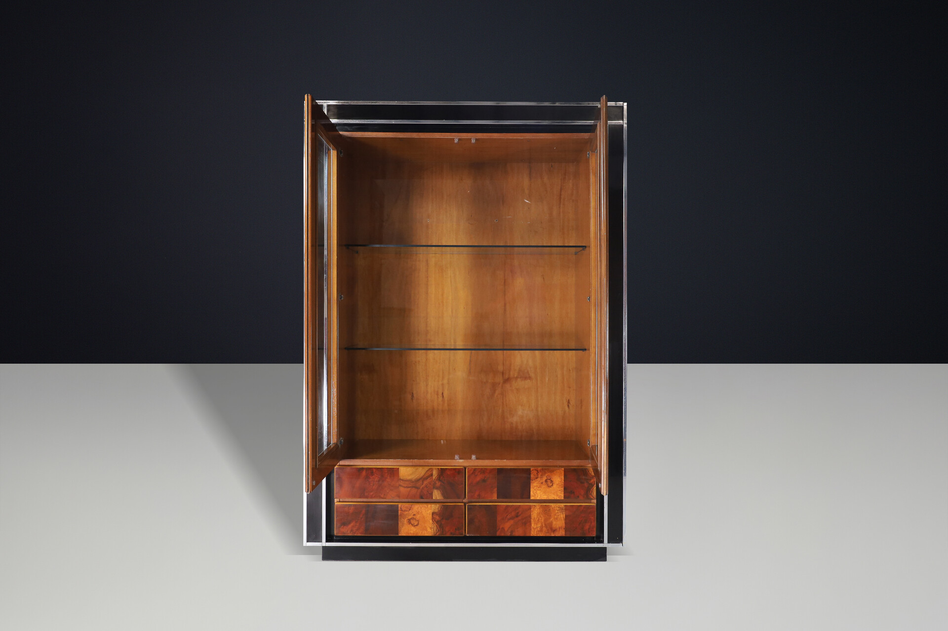 Mid century modern Burl And Chrome Cabinet By Willy Rizzo, Italy 1970s Mid-20th century