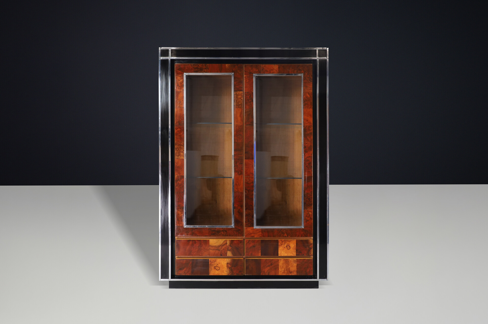 Mid century modern Burl And Chrome Cabinet By Willy Rizzo, Italy 1970s Mid-20th century
