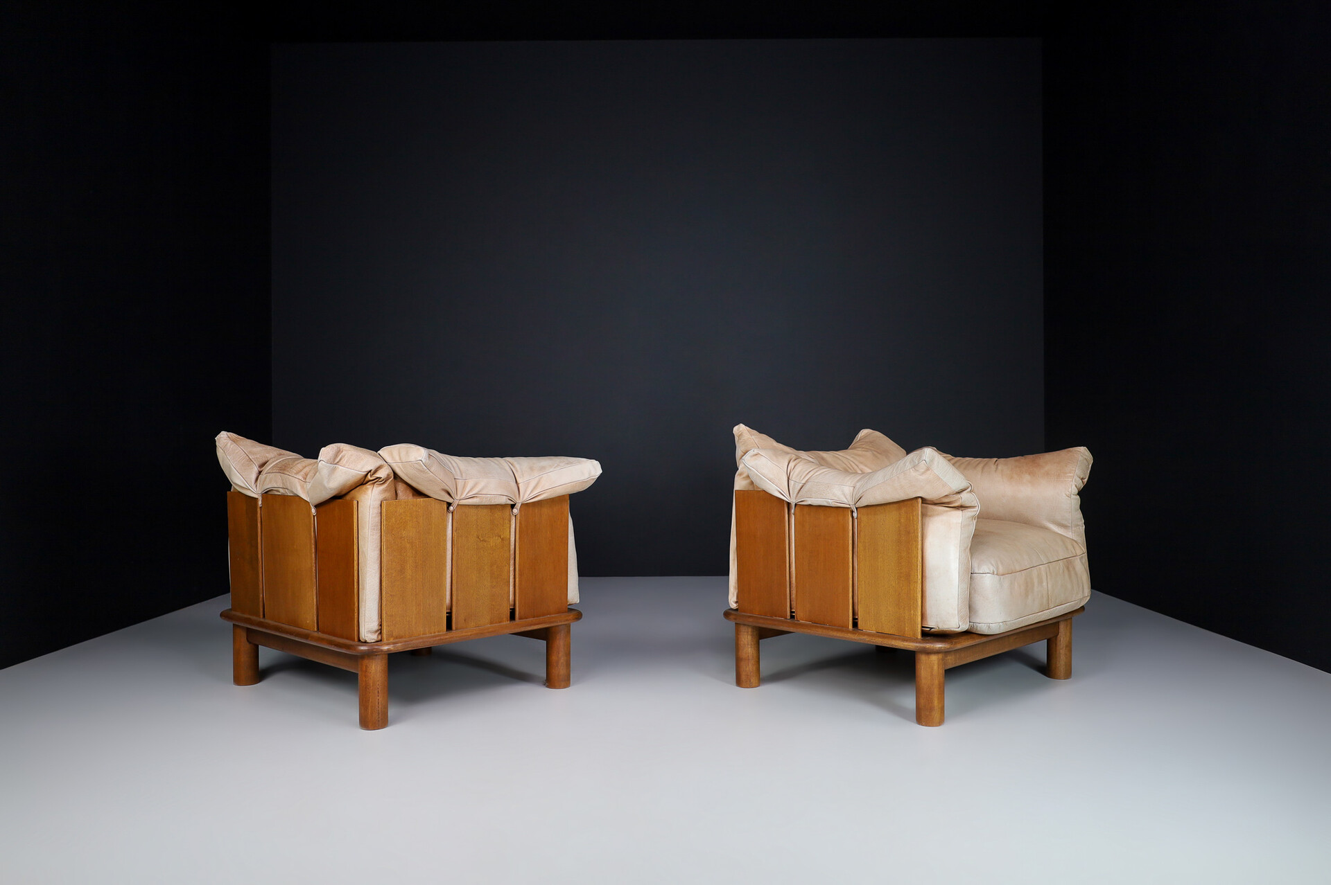 Mid century modern Camel Leather and Walnut Lounge Chairs from De Pas, D'Urbino Lomazzi for Padova, Italy 1970s Late-20th century