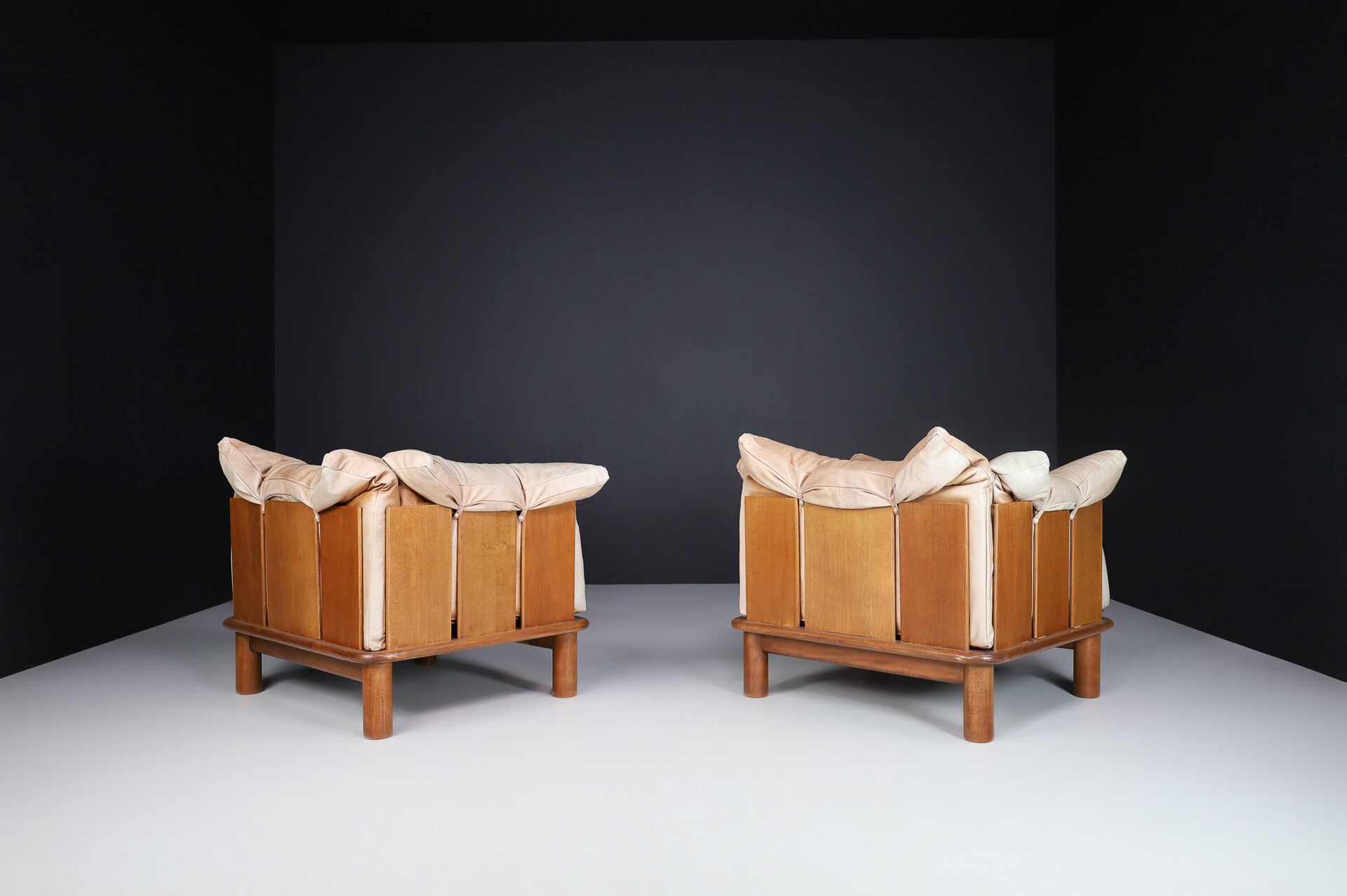 Mid century modern Camel Leather and Walnut Lounge Chairs from De Pas, D'Urbino Lomazzi for Padova, Italy 1970s Late-20th century