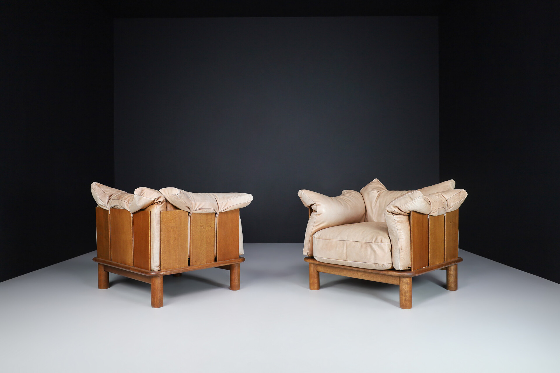Mid century modern Camel Leather and Walnut Lounge Chairs from De Pas, D'Urbino Lomazzi for Padova, Italy 1970s Late-20th century