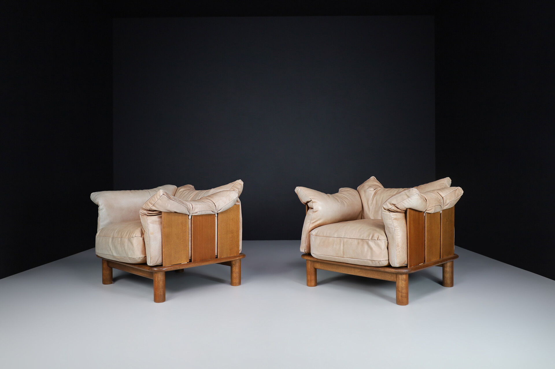 Mid century modern Camel Leather and Walnut Lounge Chairs from De Pas, D'Urbino Lomazzi for Padova, Italy 1970s Late-20th century