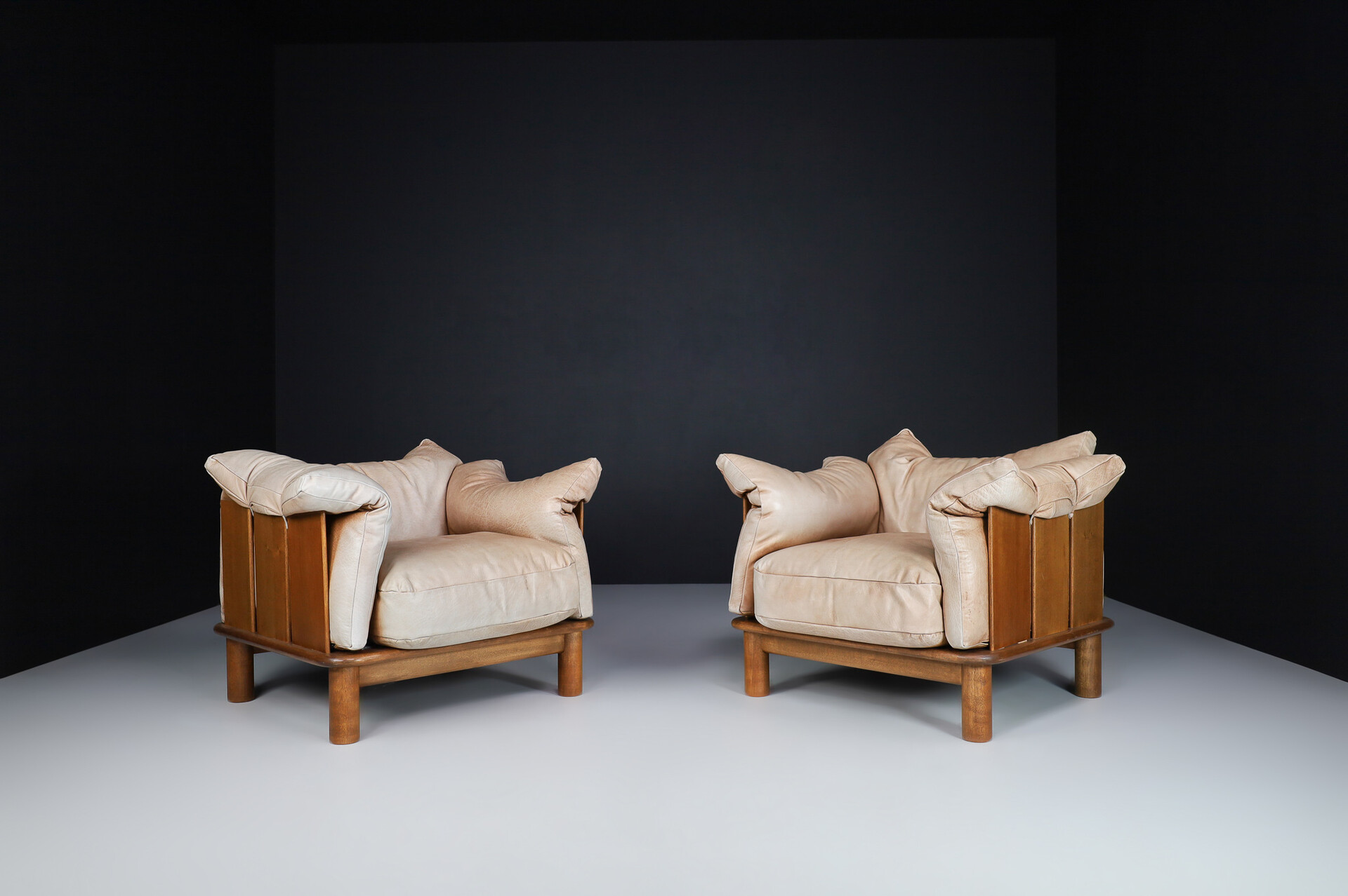 Mid century modern Camel Leather and Walnut Lounge Chairs from De Pas, D'Urbino Lomazzi for Padova, Italy 1970s Late-20th century