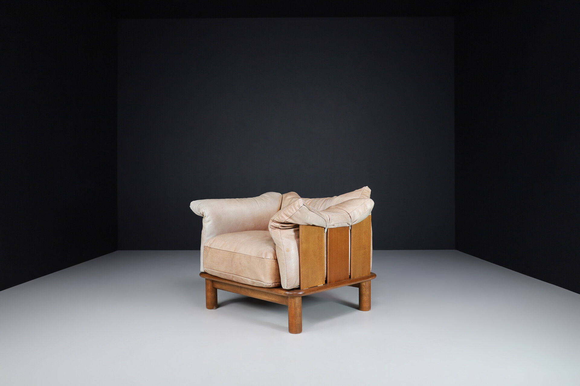 Mid century modern Camel Leather and Walnut Lounge Chairs from De Pas, D'Urbino Lomazzi for Padova, Italy 1970s Late-20th century