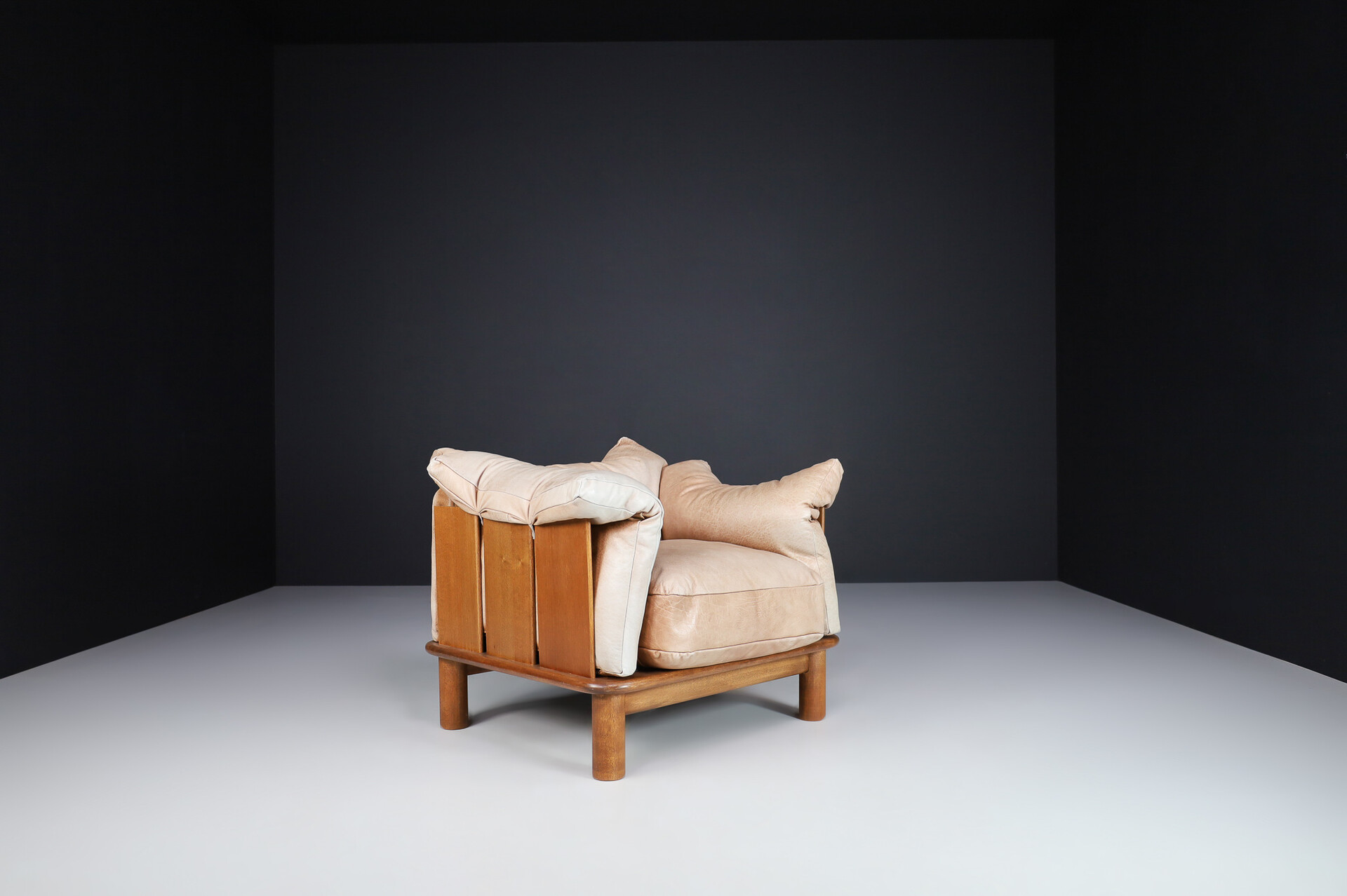 Mid century modern Camel Leather and Walnut Lounge Chairs from De Pas, D'Urbino Lomazzi for Padova, Italy 1970s Late-20th century