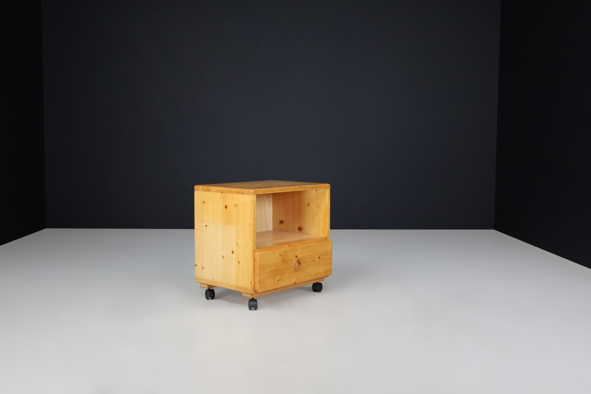 Mid century modern Charlotte Perriand Pine cabinet / cupboard for Les Arcs, France 1970s Mid-20th century