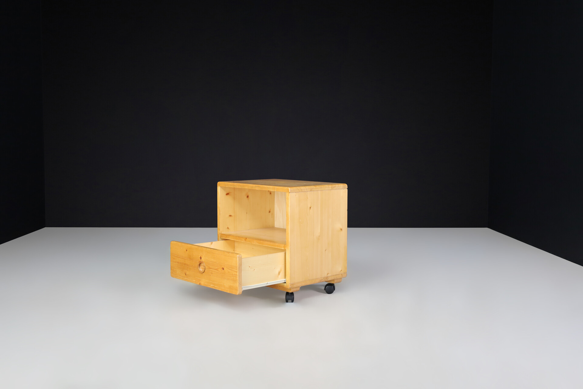 Mid century modern Charlotte Perriand Pine cabinet / cupboard for Les Arcs, France 1970s Mid-20th century