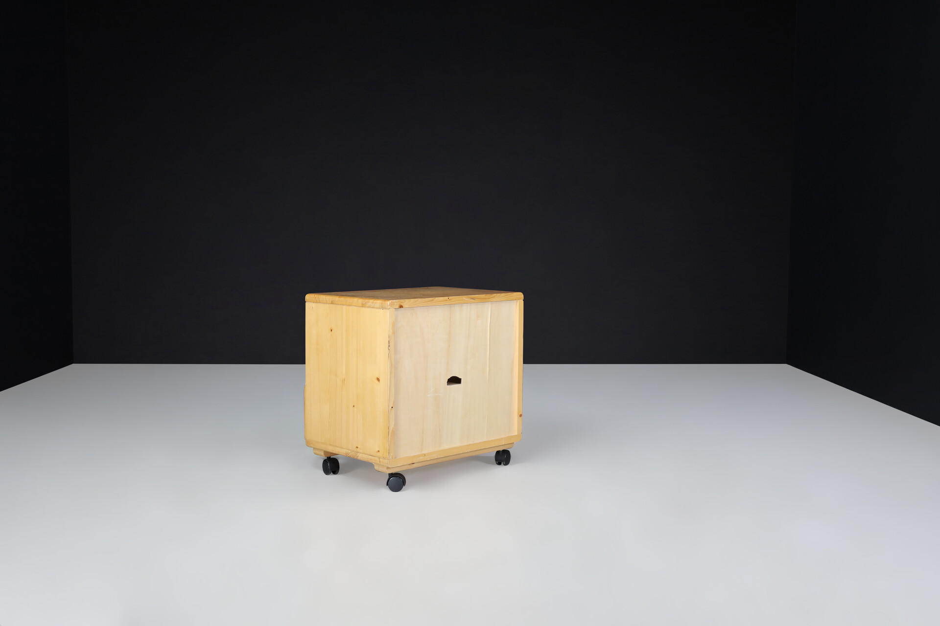 Mid century modern Charlotte Perriand Pine cabinet / cupboard for Les Arcs, France 1970s Mid-20th century