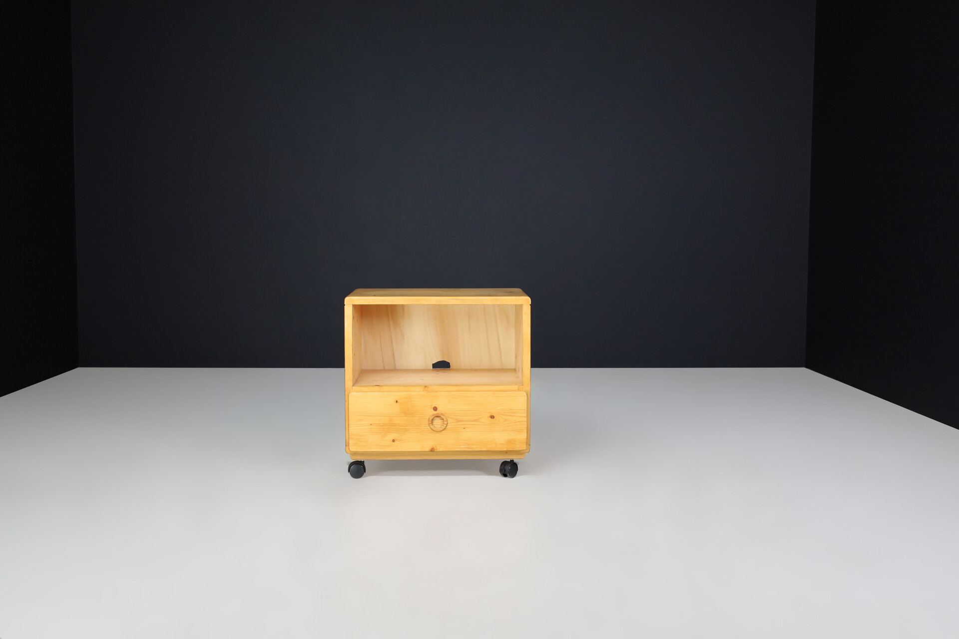 Mid century modern Charlotte Perriand Pine cabinet / cupboard for Les Arcs, France 1970s Mid-20th century