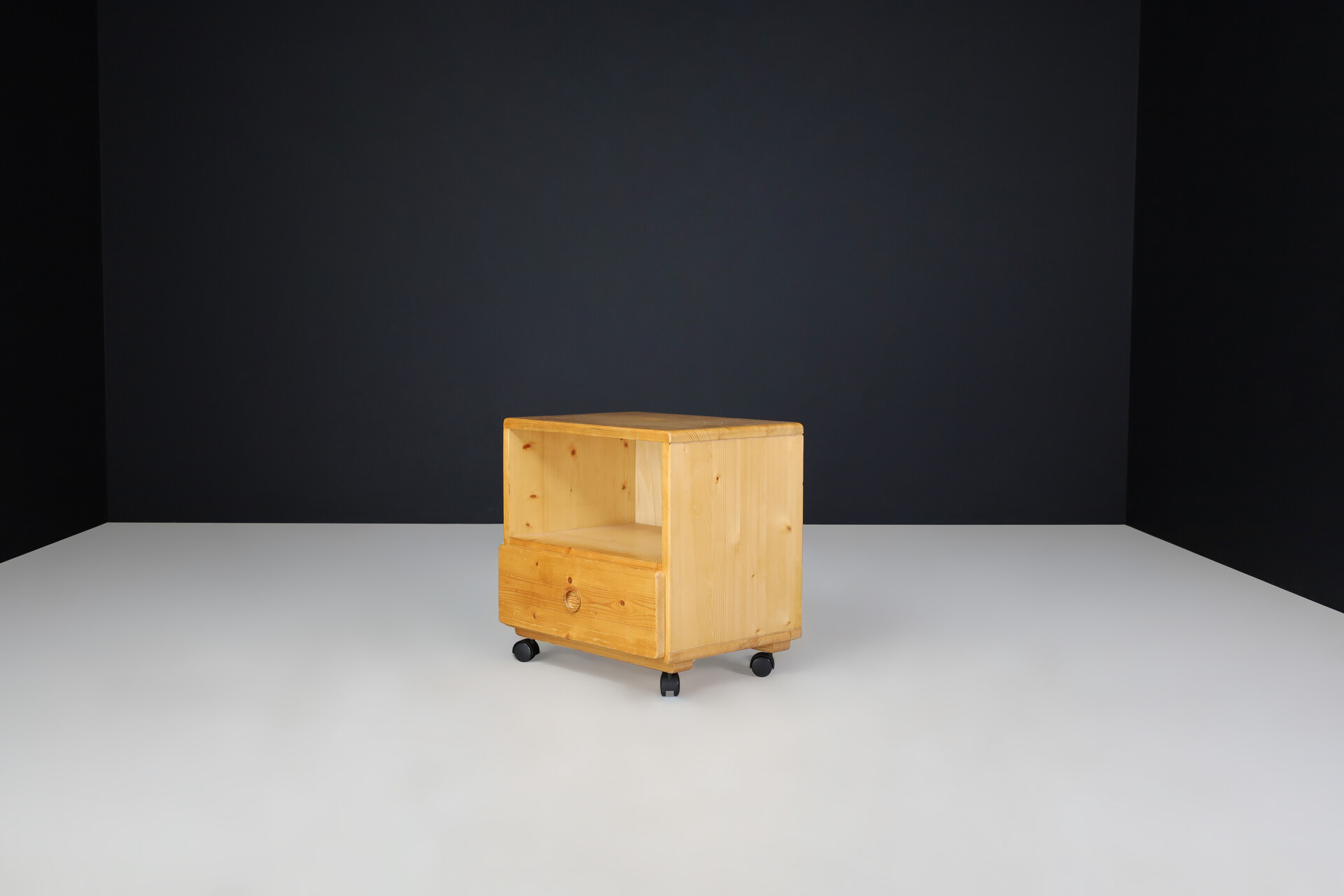 Mid century modern Charlotte Perriand Pine cabinet / cupboard for Les Arcs, France 1970s Mid-20th century