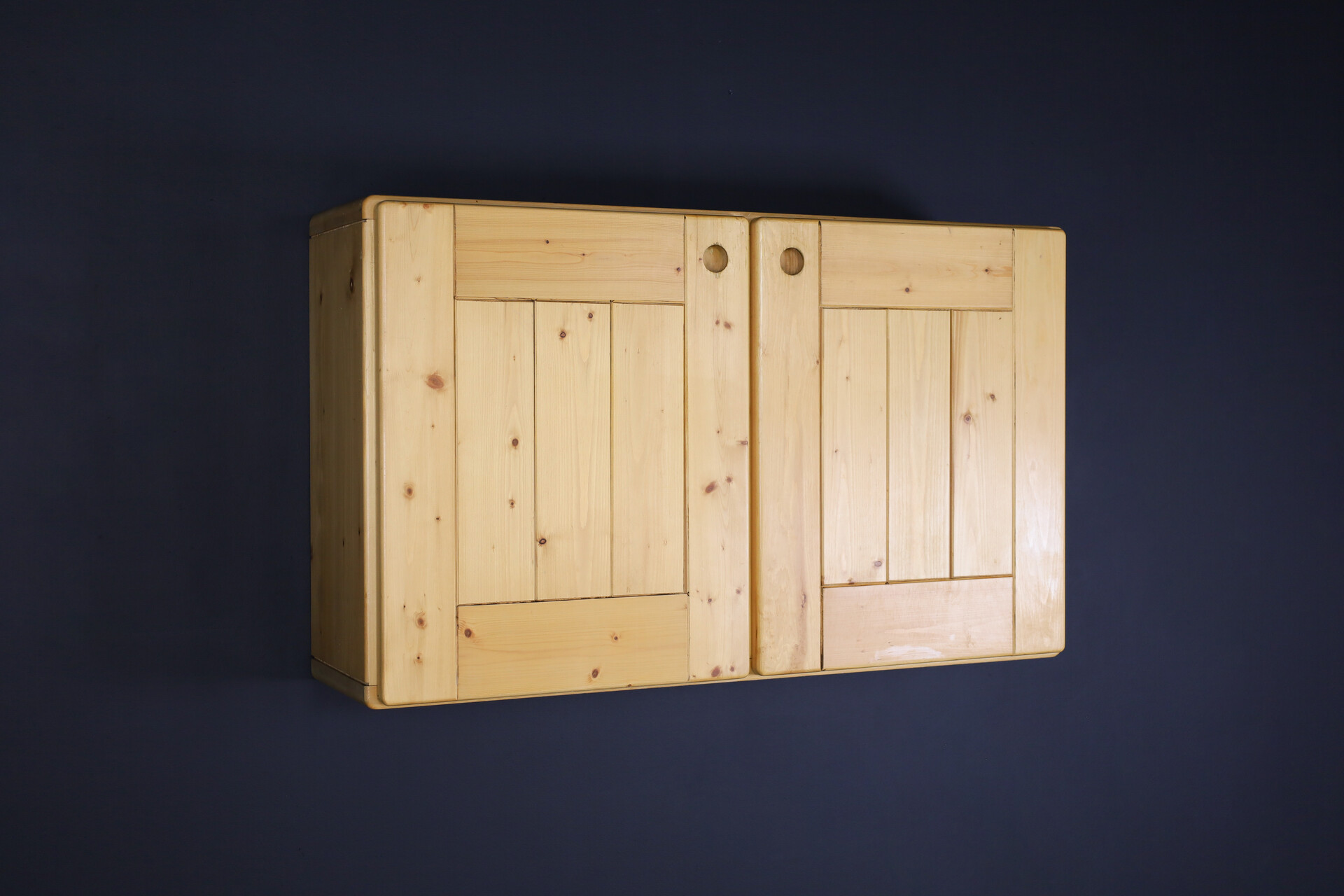 Mid century modern Charlotte Perriand Pine Hanging cupboard for Les Arcs, France 1960s Mid-20th century