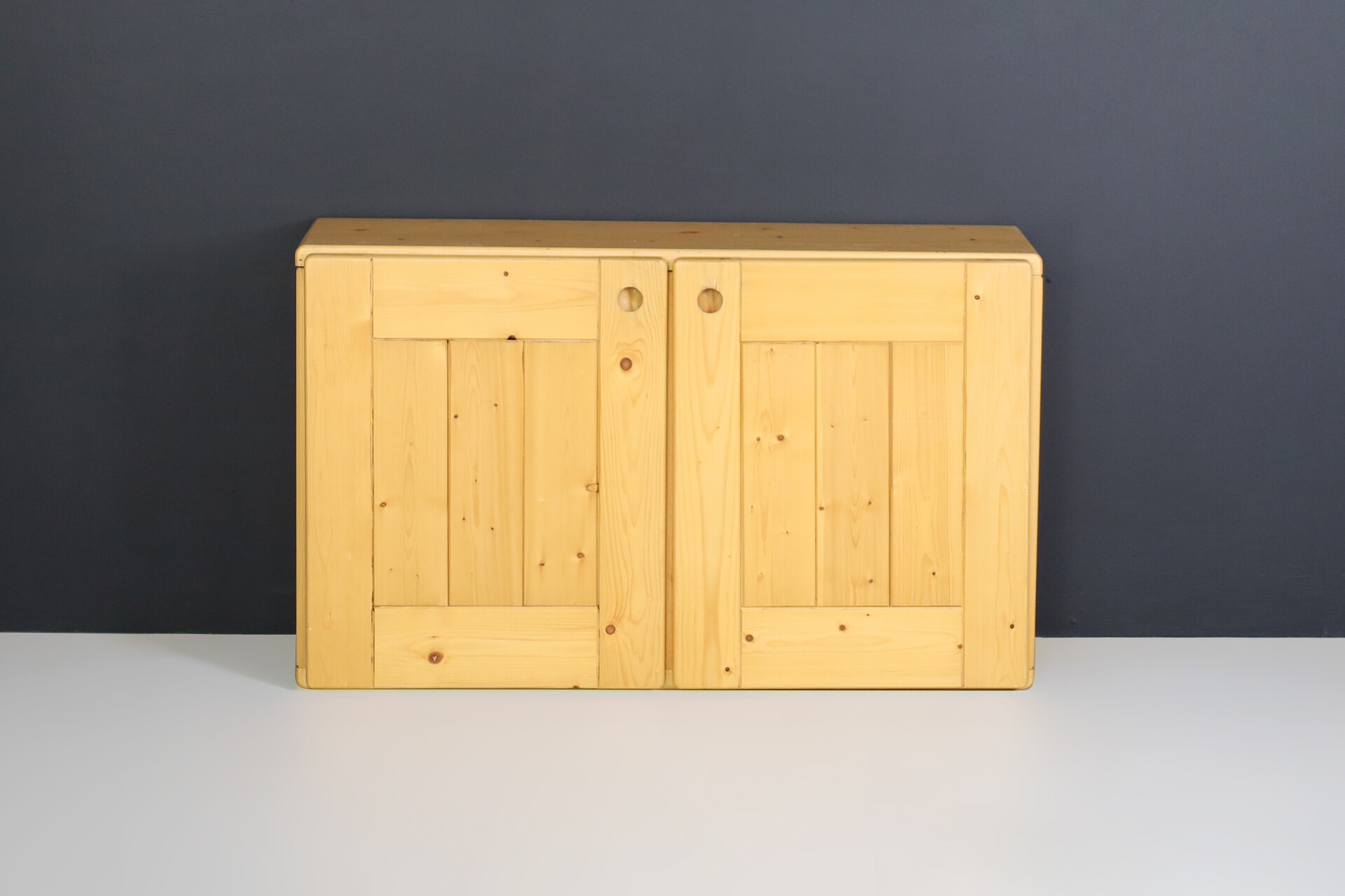 Mid century modern Charlotte Perriand Pine Hanging cupboard for Les Arcs, France 1960s Mid-20th century