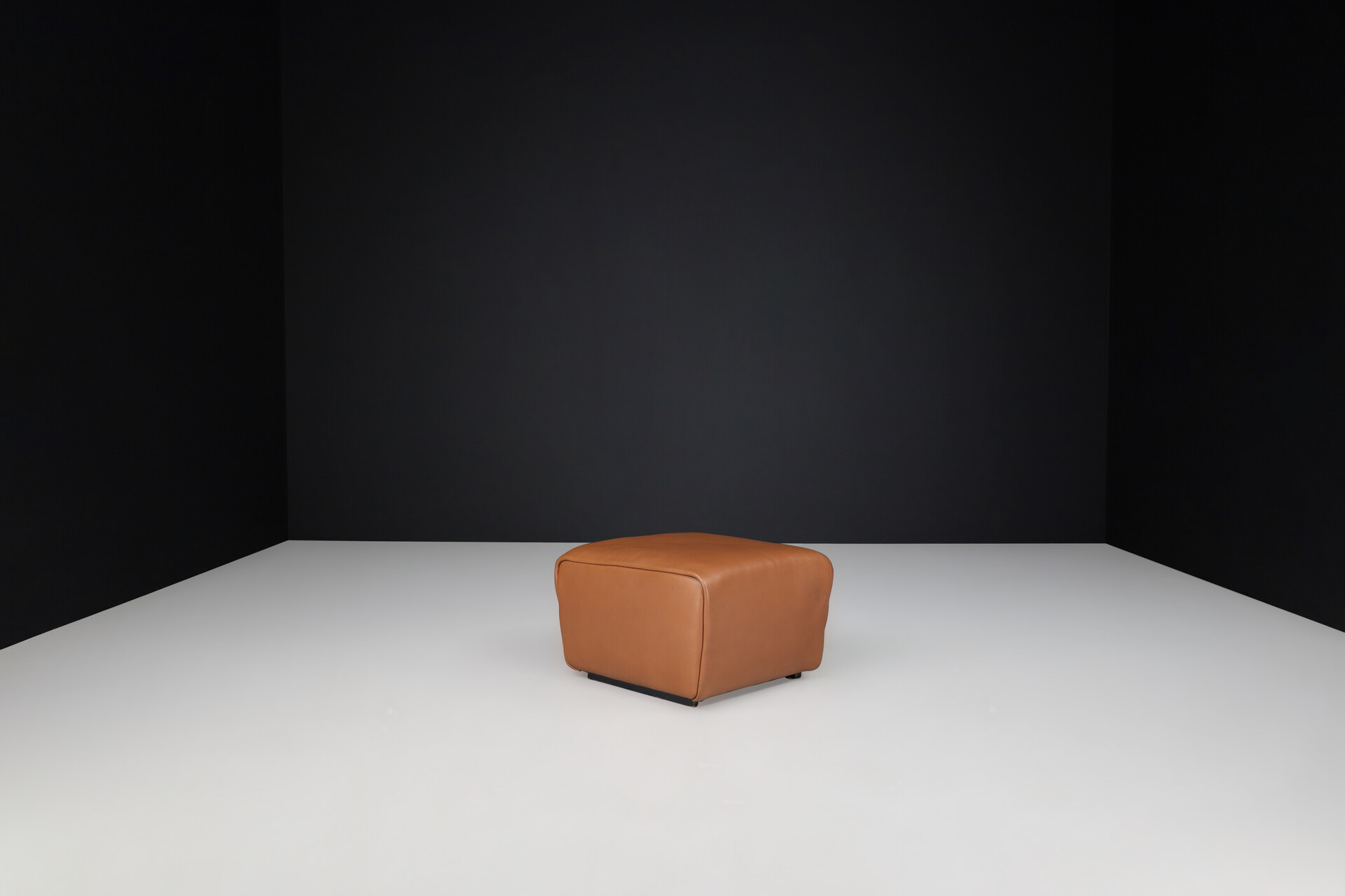 Mid century modern De Sede DS-47 Neck Leather pouf From Switzerland 1970s Late-20th century