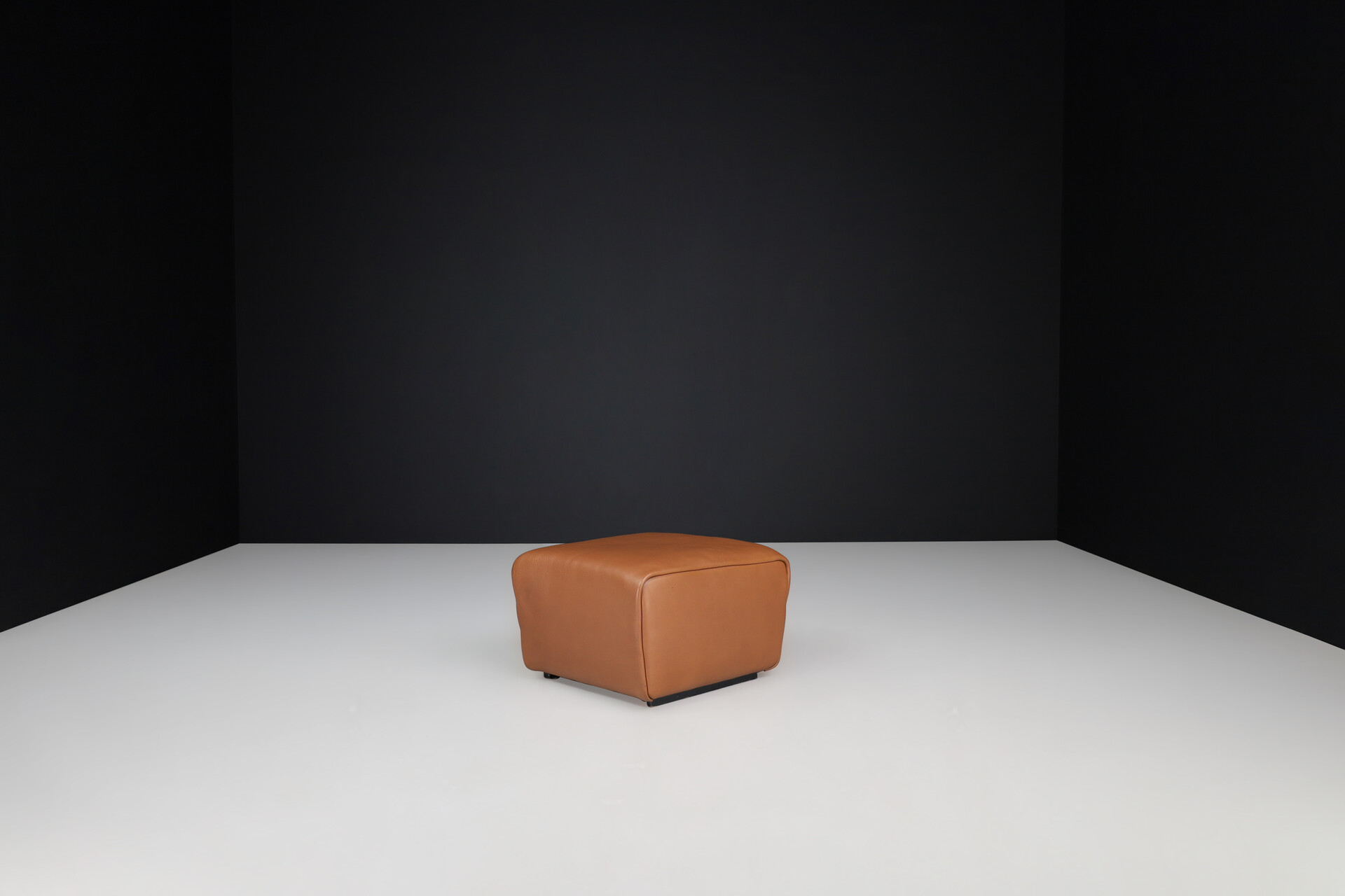 Mid century modern De Sede DS-47 Neck Leather pouf From Switzerland 1970s Late-20th century