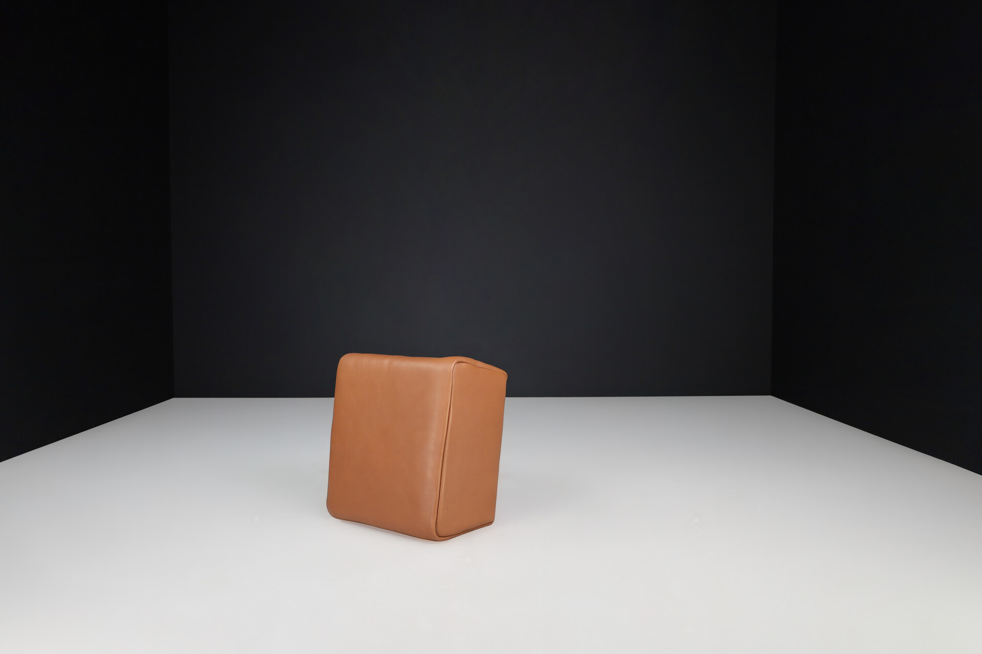 Mid century modern De Sede DS-47 Neck Leather pouf From Switzerland 1970s Late-20th century