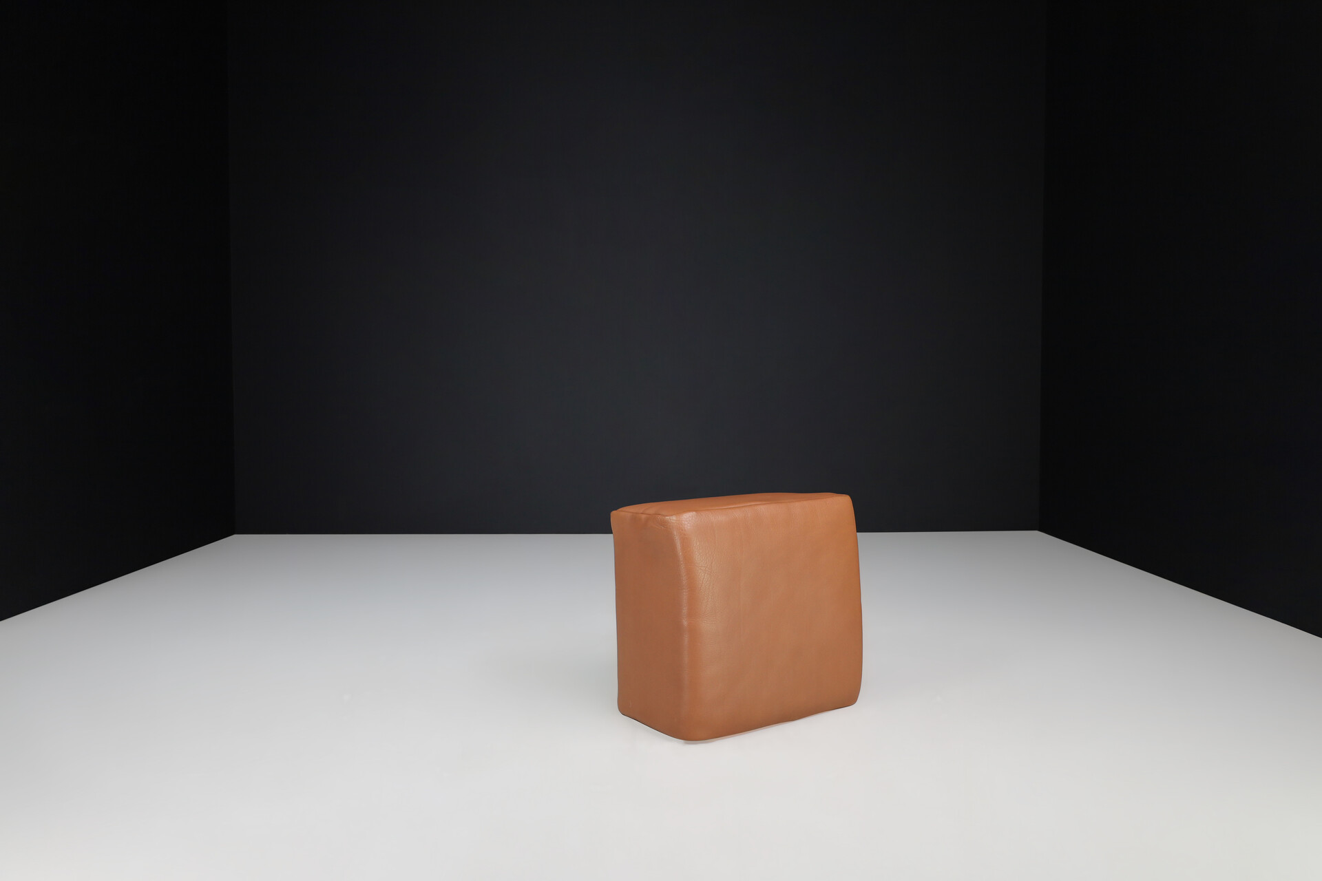 Mid century modern De Sede DS-47 Neck Leather pouf From Switzerland 1970s Late-20th century