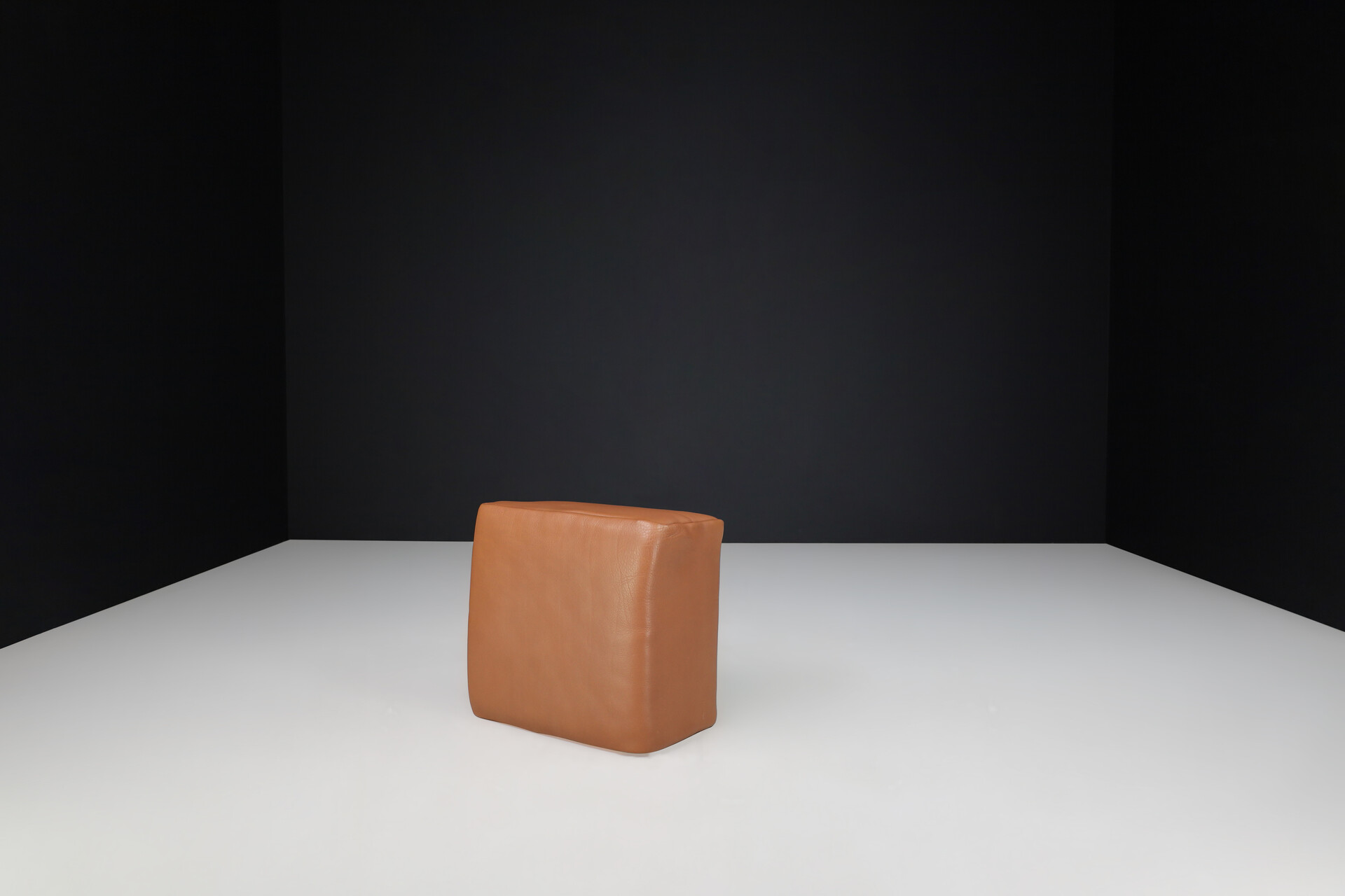 Mid century modern De Sede DS-47 Neck Leather pouf From Switzerland 1970s Late-20th century