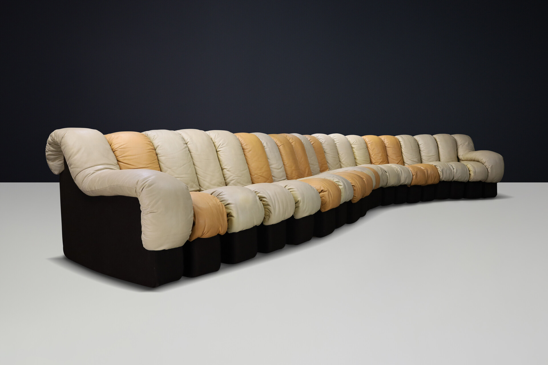 Mid century modern De Sede DS-600 'Snake' Sectional Sofa in Patinated Creame-Cognac Leather by Ueli Berger, Switzerland, 1972. Mid-20th century