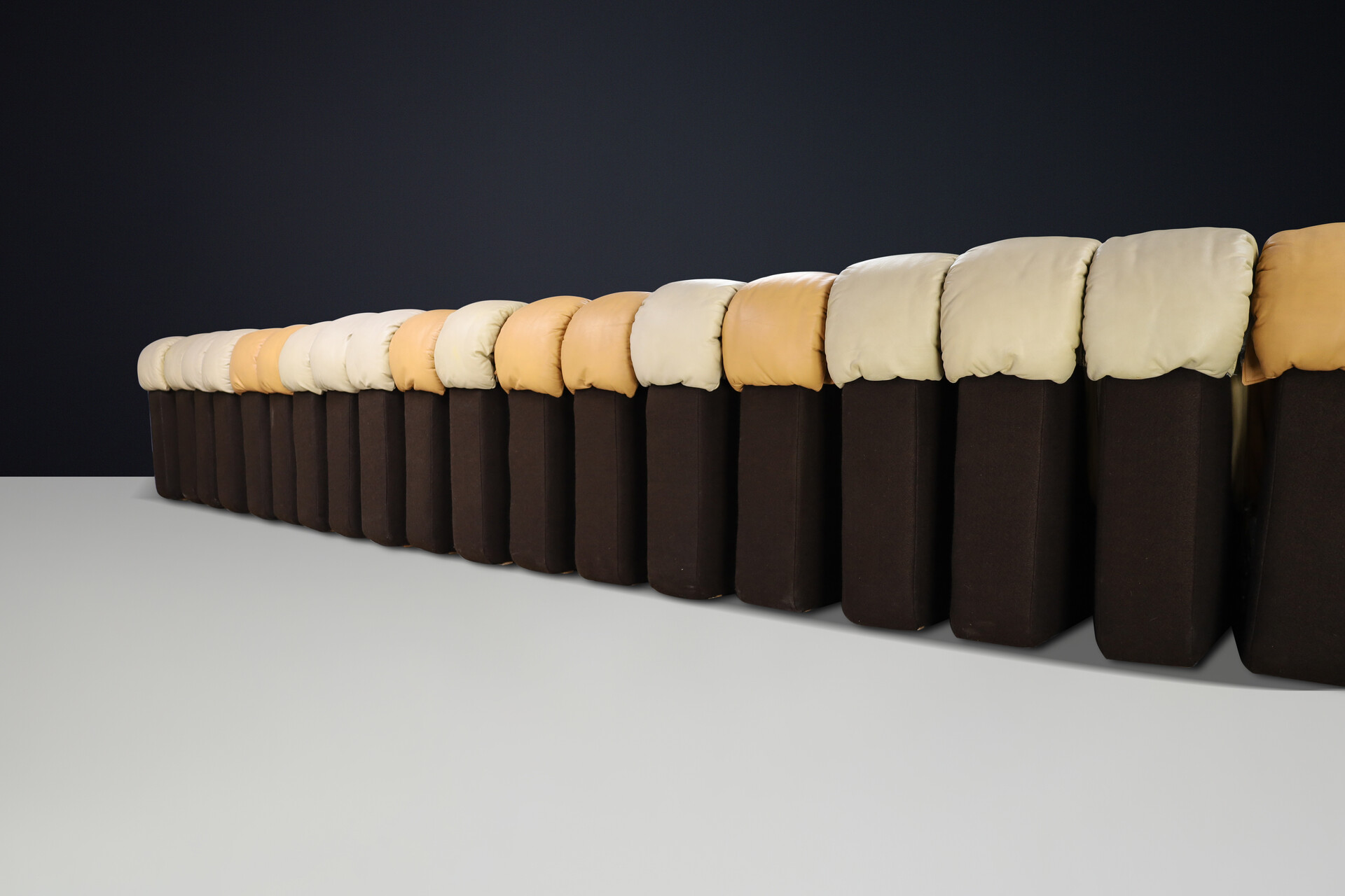 Mid century modern De Sede DS-600 'Snake' Sectional Sofa in Patinated Creame-Cognac Leather by Ueli Berger, Switzerland, 1972. Mid-20th century