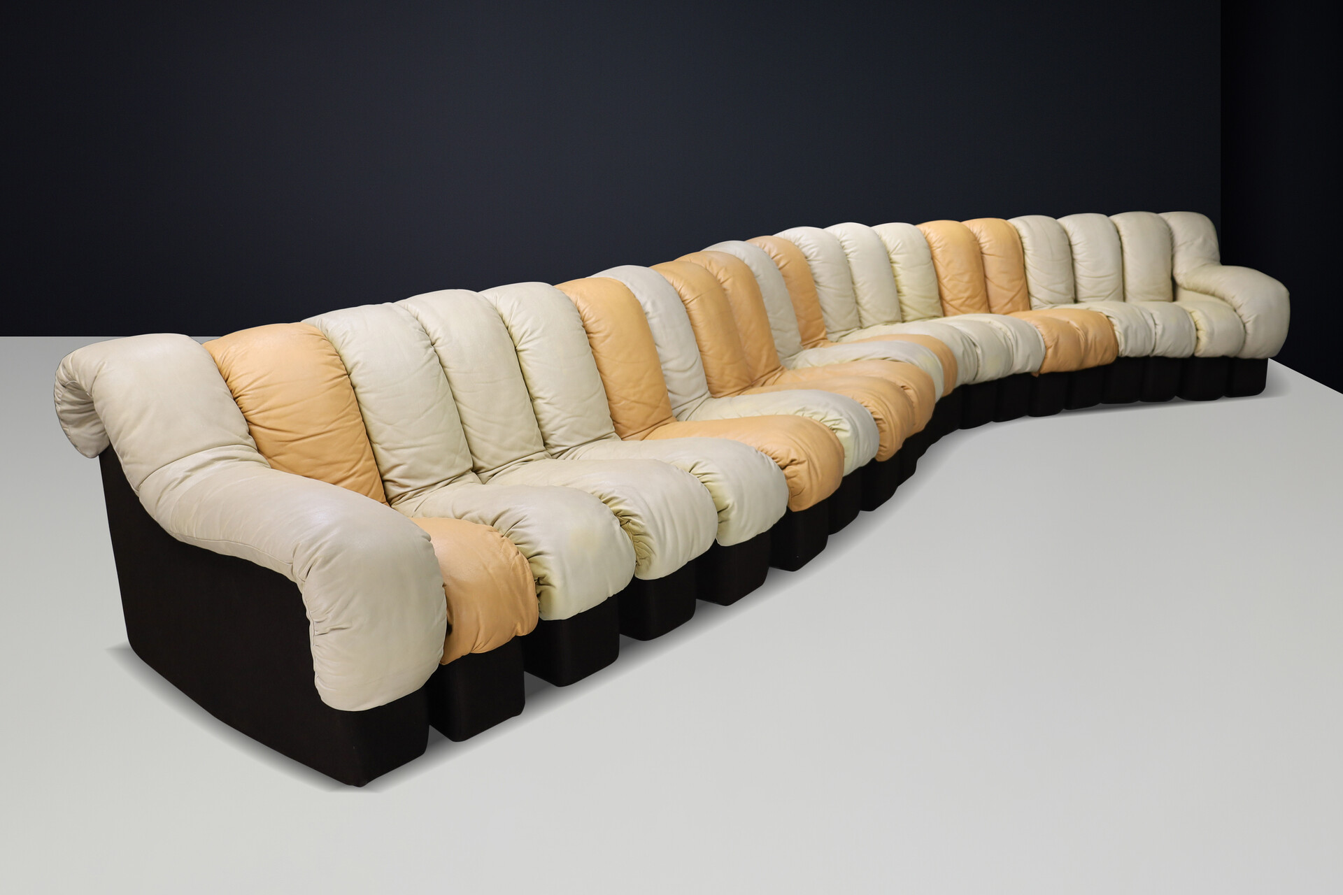 Mid century modern De Sede DS-600 'Snake' Sectional Sofa in Patinated Creame-Cognac Leather by Ueli Berger, Switzerland, 1972. Mid-20th century