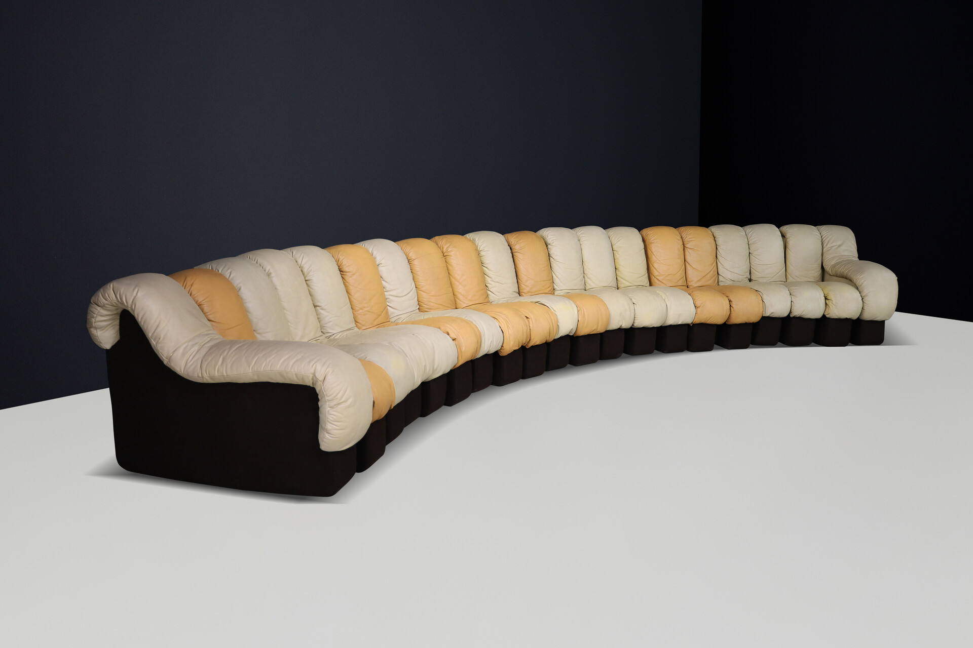 Mid century modern De Sede DS-600 'Snake' Sectional Sofa in Patinated Creame-Cognac Leather by Ueli Berger, Switzerland, 1972. Mid-20th century