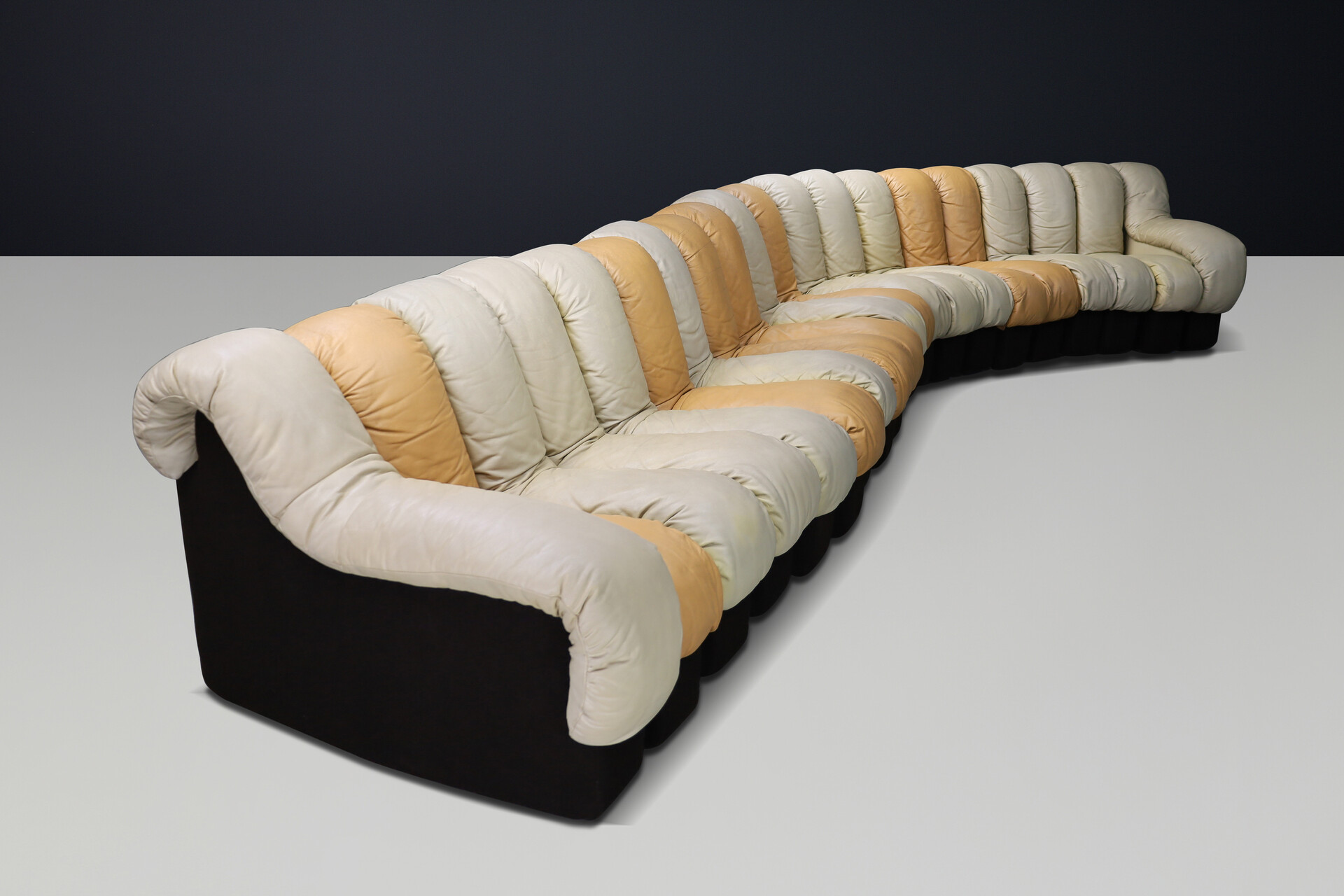 Mid century modern De Sede DS-600 'Snake' Sectional Sofa in Patinated Creame-Cognac Leather by Ueli Berger, Switzerland, 1972. Mid-20th century