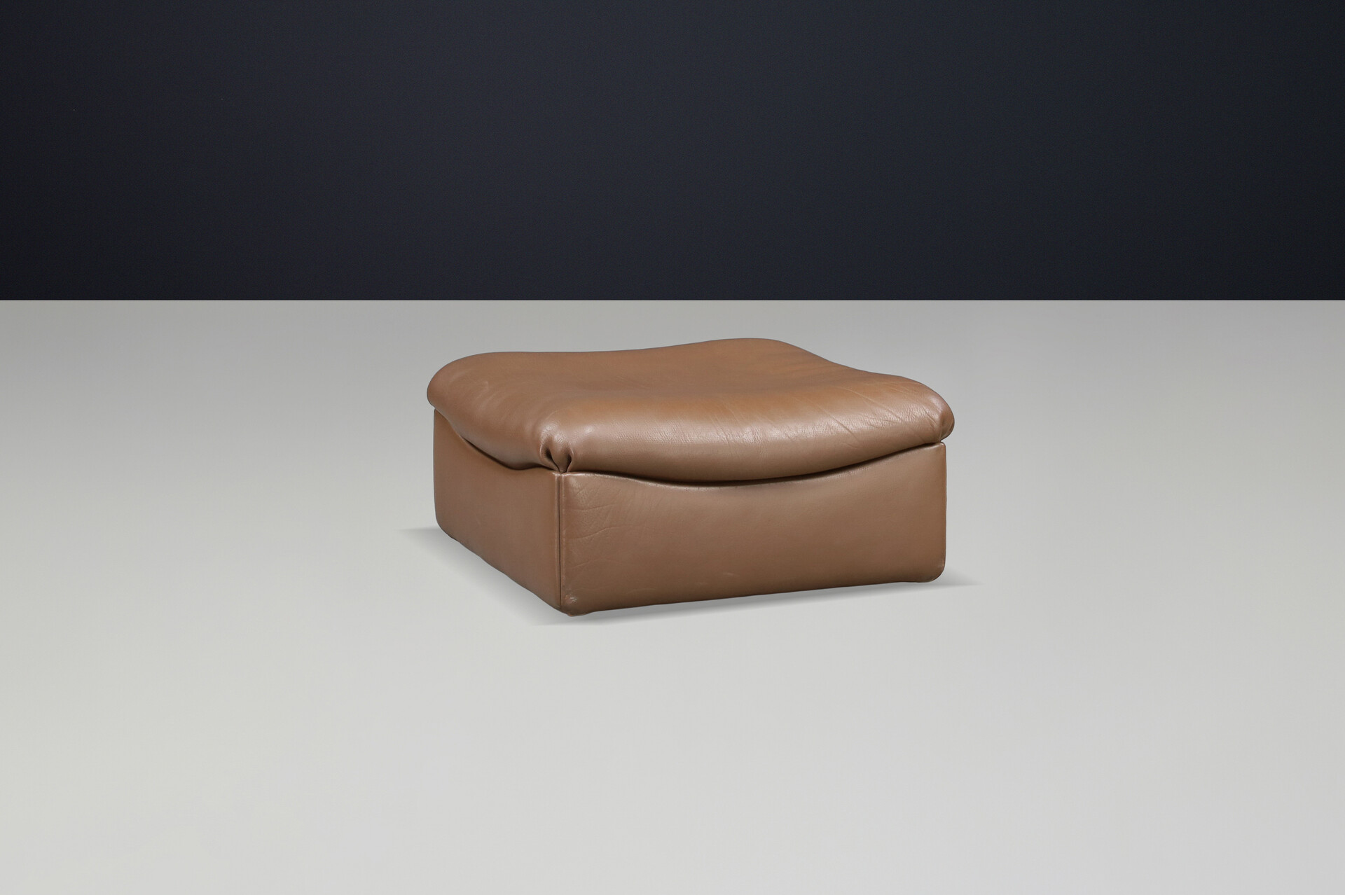 Mid century modern De Sede DS46 Ottoman in Buffalo Leather, Zwitserland 1970s Mid-20th century