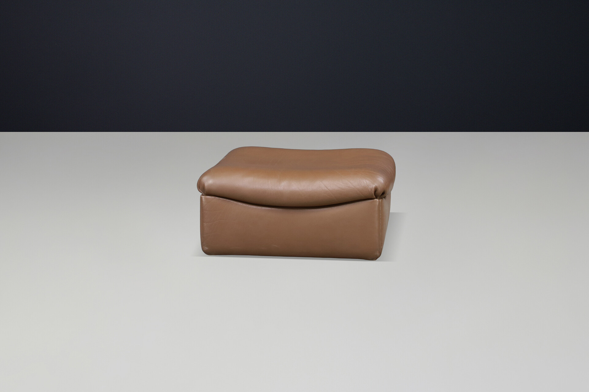 Mid century modern De Sede DS46 Ottoman in Buffalo Leather, Zwitserland 1970s Mid-20th century